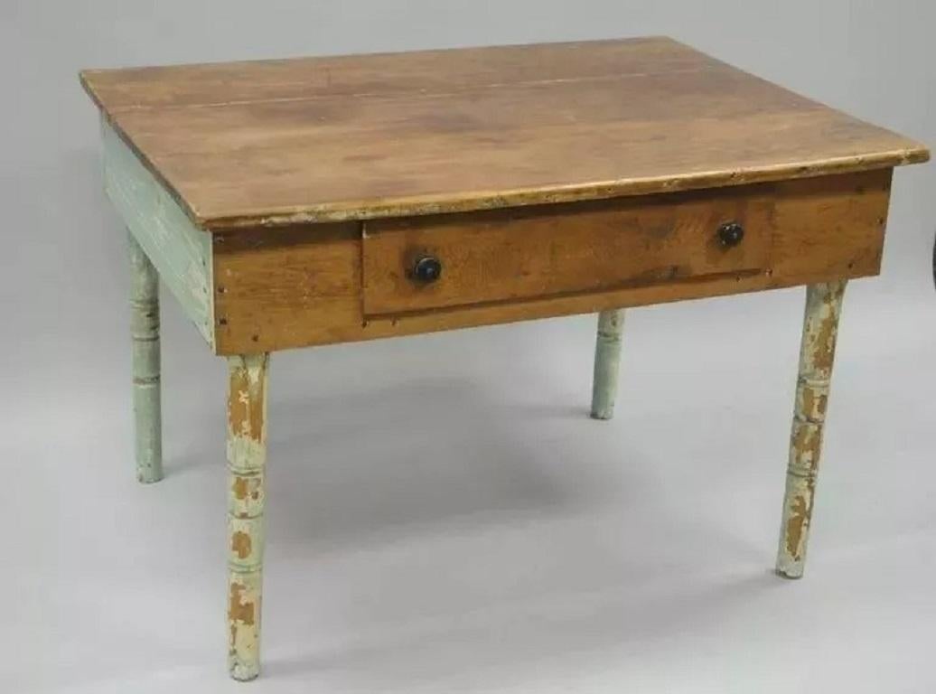 Tavolo da lavoro agricolo primitivo americano in legno di fienile verniciato con effetto distress blu e verde in vendita 3