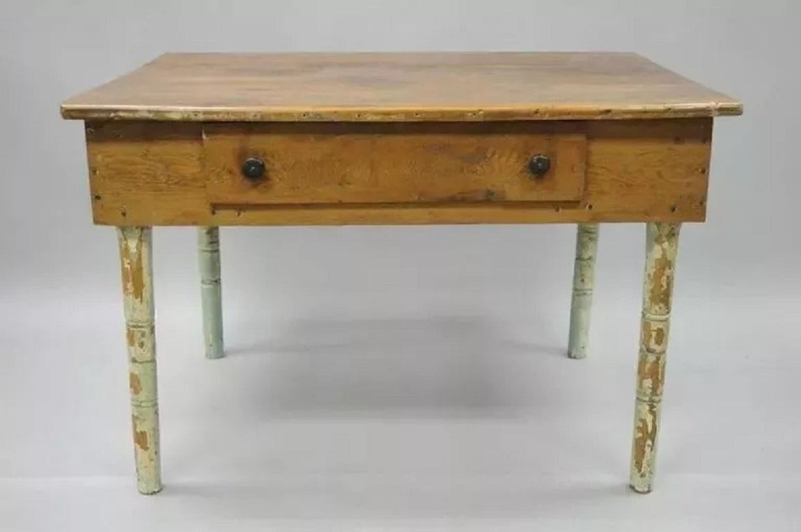 Tavolo da lavoro agricolo primitivo americano in legno di fienile verniciato con effetto distress, di colore blu e verde. L'articolo presenta un piano rettangolare profondo, una struttura in legno massiccio, gambe a balaustro intagliate, un cassetto