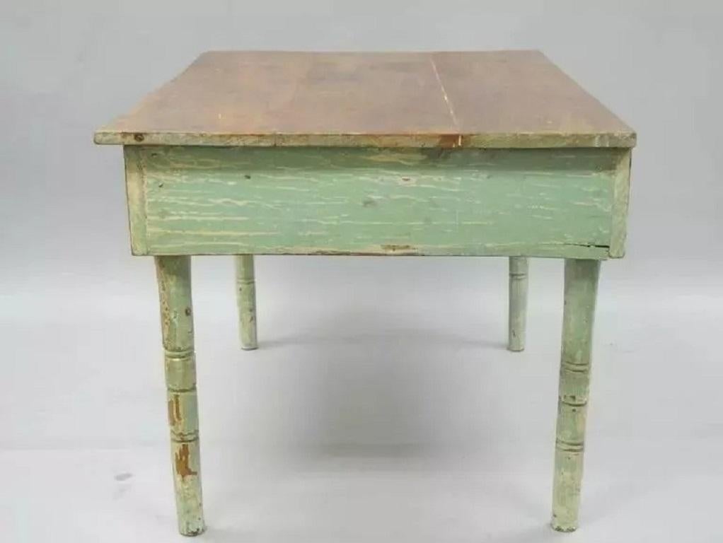 Sconosciuto Tavolo da lavoro agricolo primitivo americano in legno di fienile verniciato con effetto distress blu e verde in vendita
