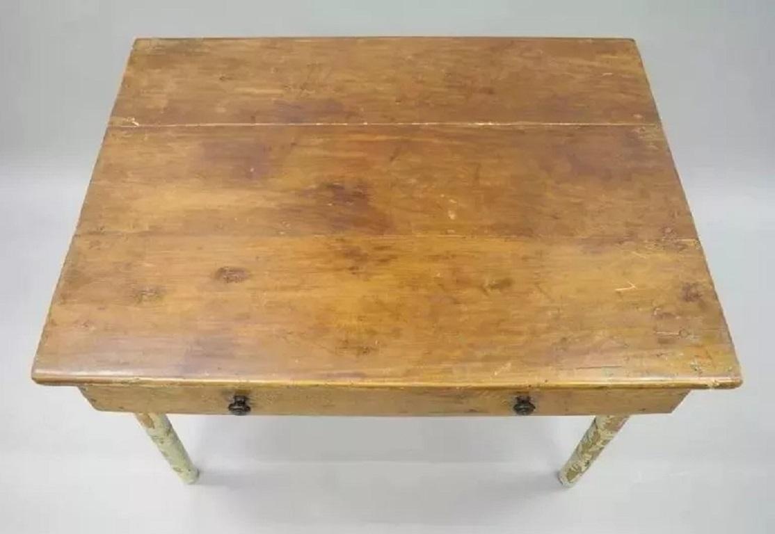 Tavolo da lavoro agricolo primitivo americano in legno di fienile verniciato con effetto distress blu e verde In condizioni buone in vendita a Philadelphia, PA