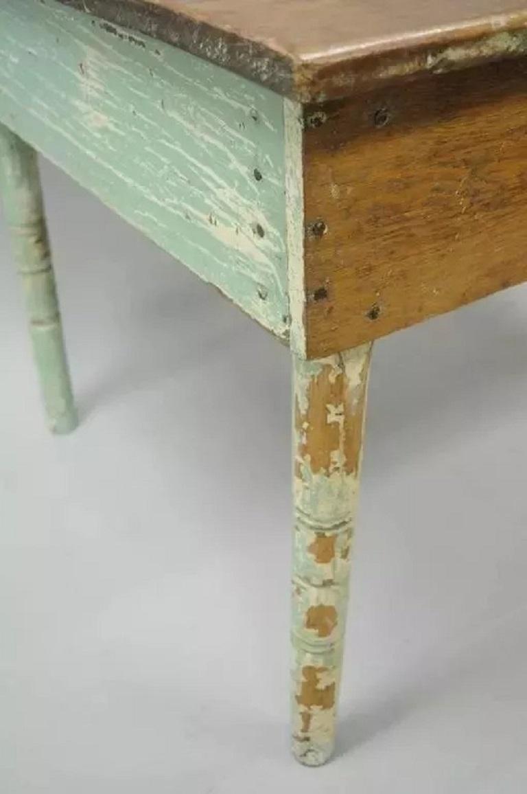 XIX secolo Tavolo da lavoro agricolo primitivo americano in legno di fienile verniciato con effetto distress blu e verde in vendita