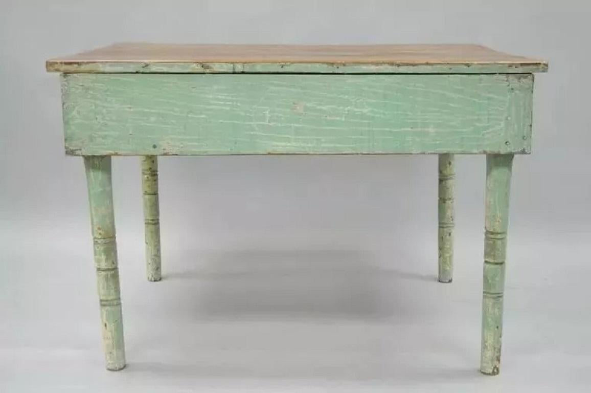 Legno Tavolo da lavoro agricolo primitivo americano in legno di fienile verniciato con effetto distress blu e verde in vendita