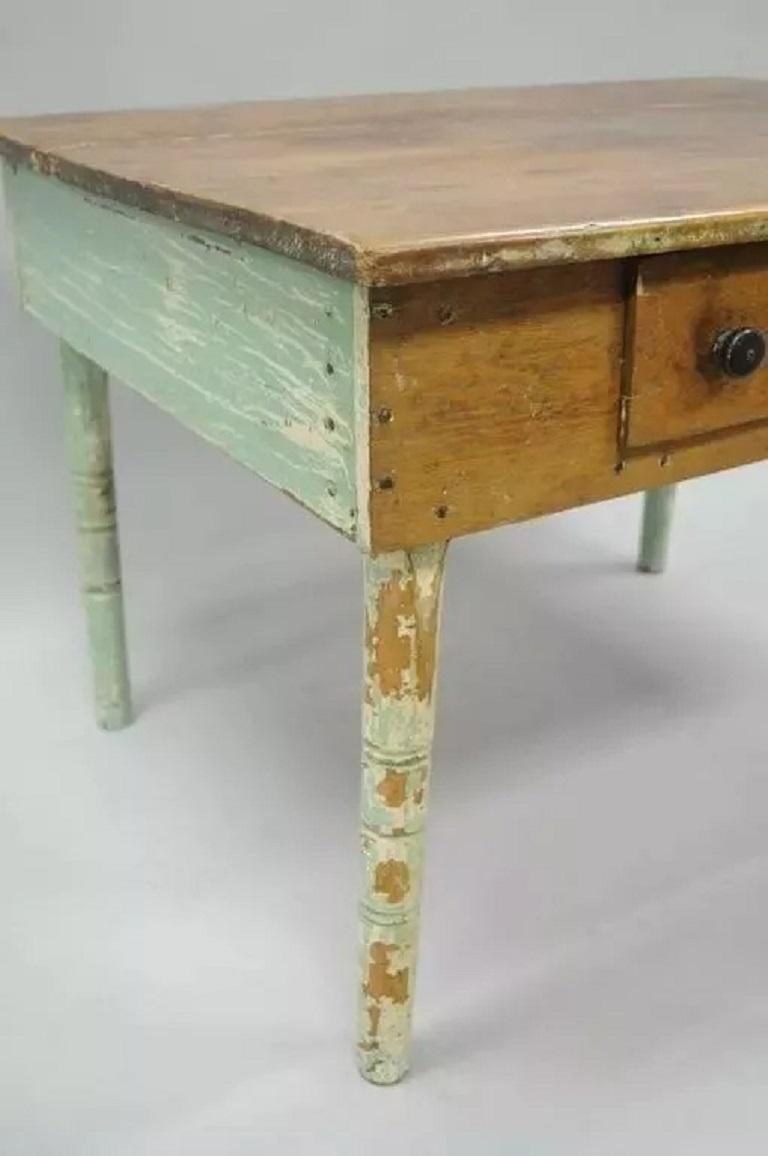 Tavolo da lavoro agricolo primitivo americano in legno di fienile verniciato con effetto distress blu e verde in vendita 1