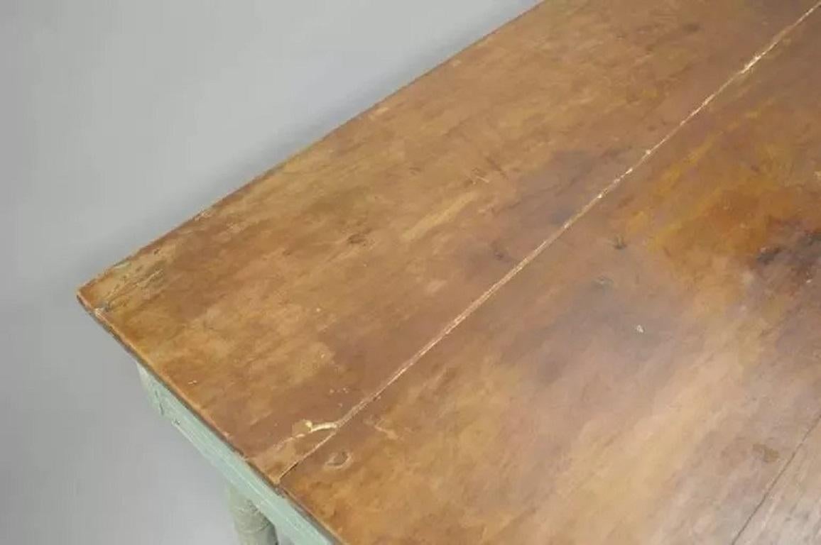 Tavolo da lavoro agricolo primitivo americano in legno di fienile verniciato con effetto distress blu e verde in vendita 2