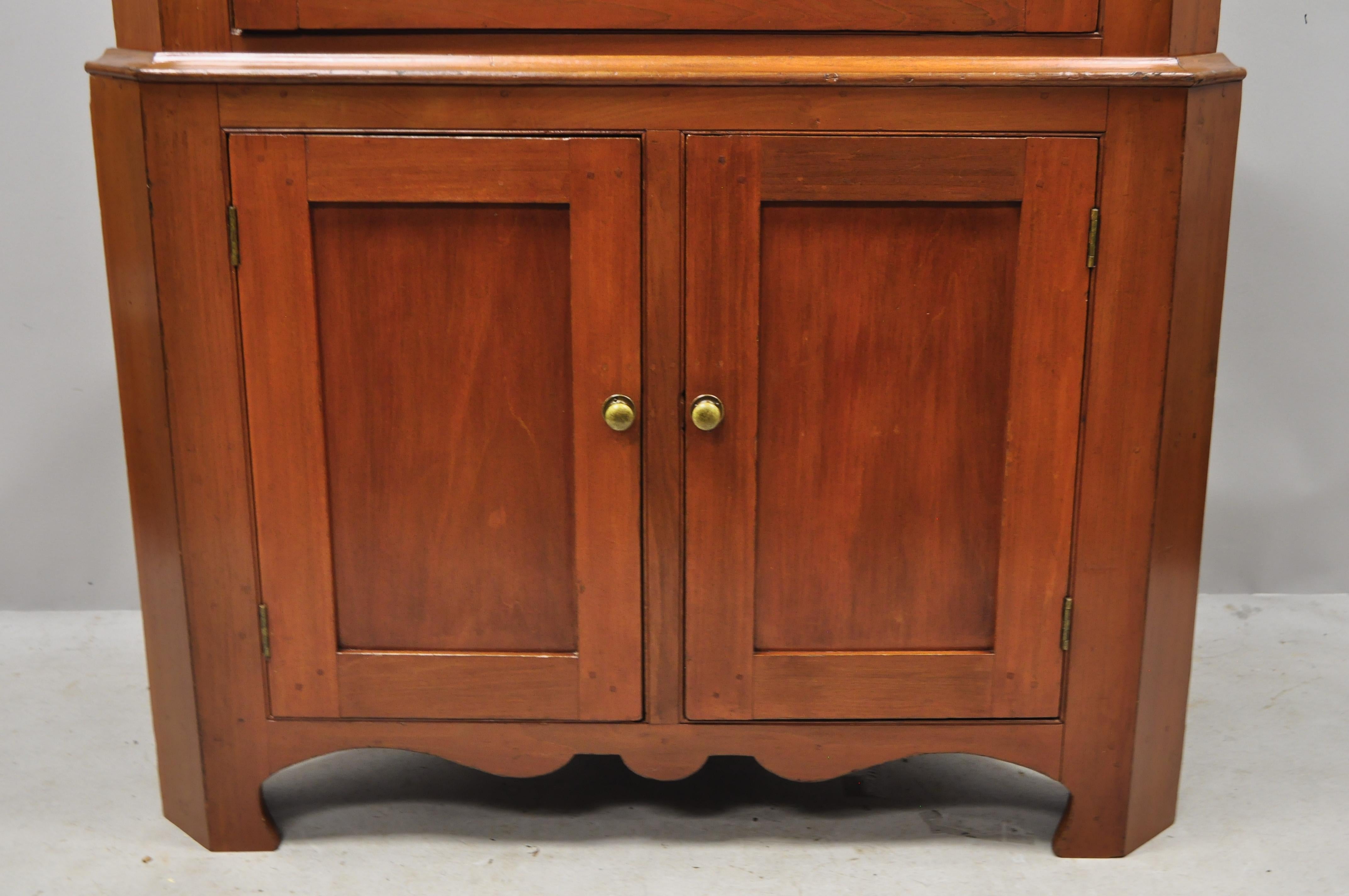 Nord-américain Armoire d'angle en bois de cerisier et verre ondulé de style colonial américain primitif
