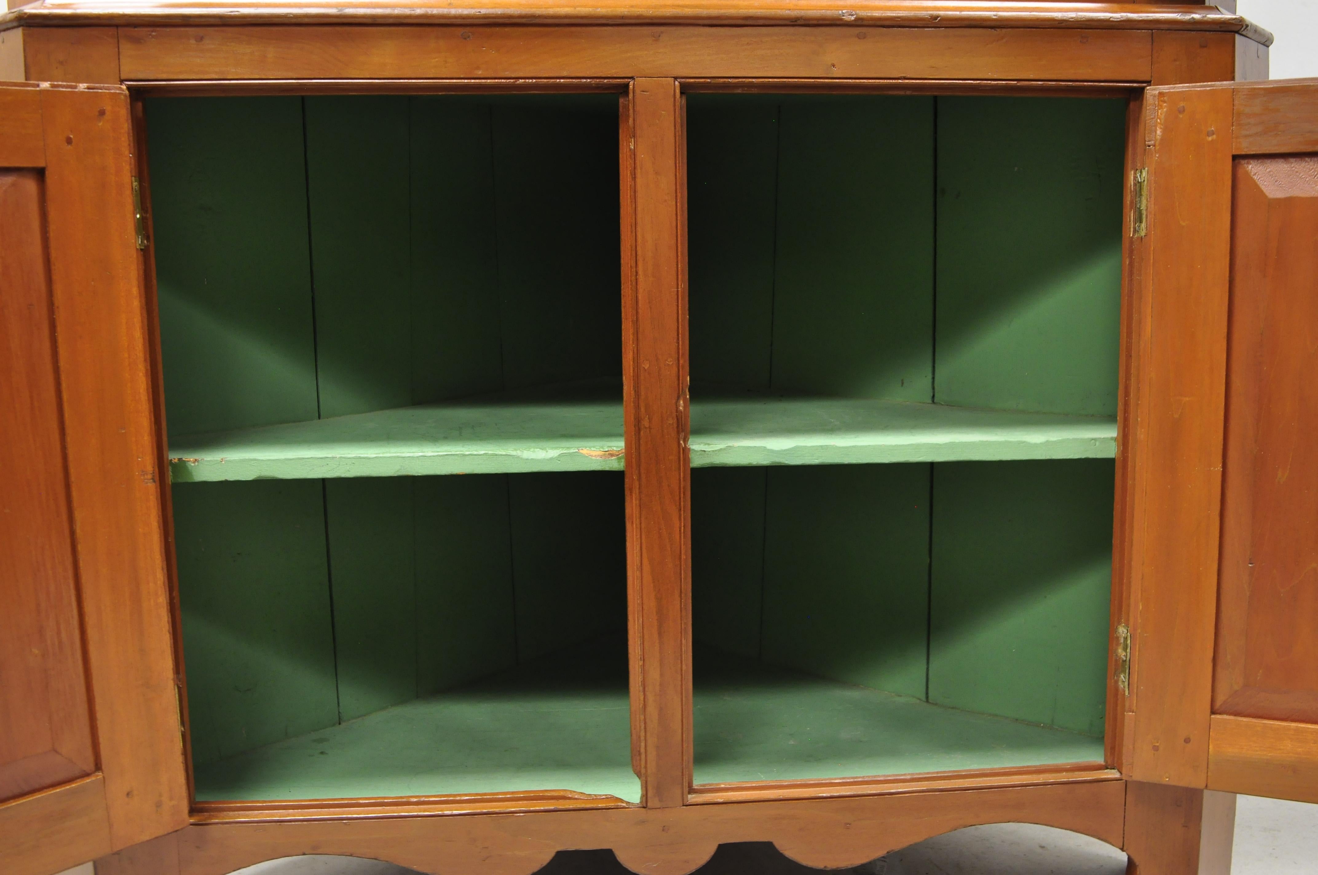 Verre Armoire d'angle en bois de cerisier et verre ondulé de style colonial américain primitif