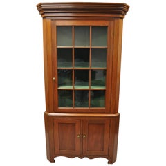 Armoire d'angle en bois de cerisier et verre ondulé de style colonial américain primitif