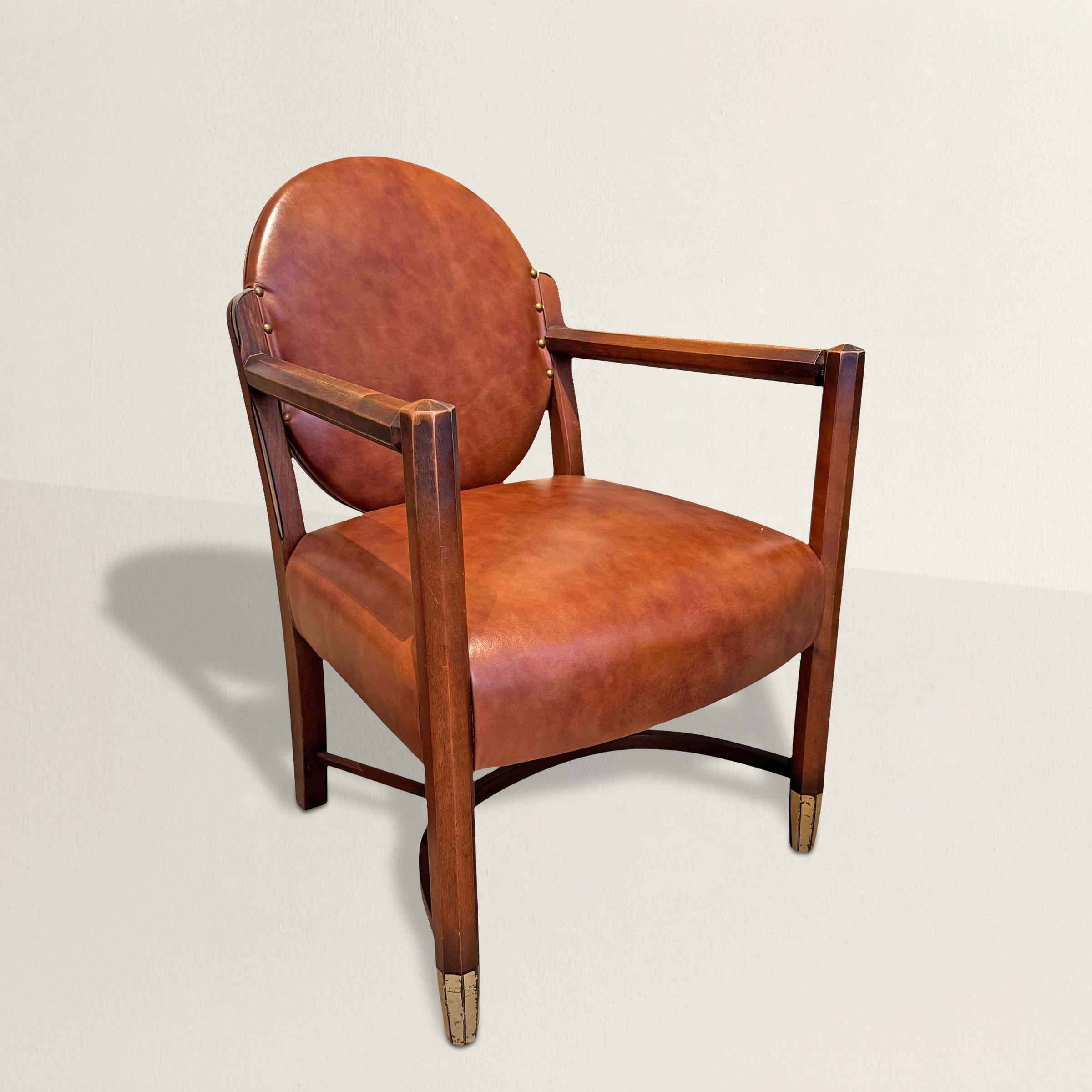 Icono del modernismo del Suroeste, este sillón Pueblo Decó americano combina la limpia geometría del Art Decó con la sensibilidad terrenal del Renacimiento Pueblo. La forma es nítida y arquitectónica: patas y brazos octogonales suavizados por un