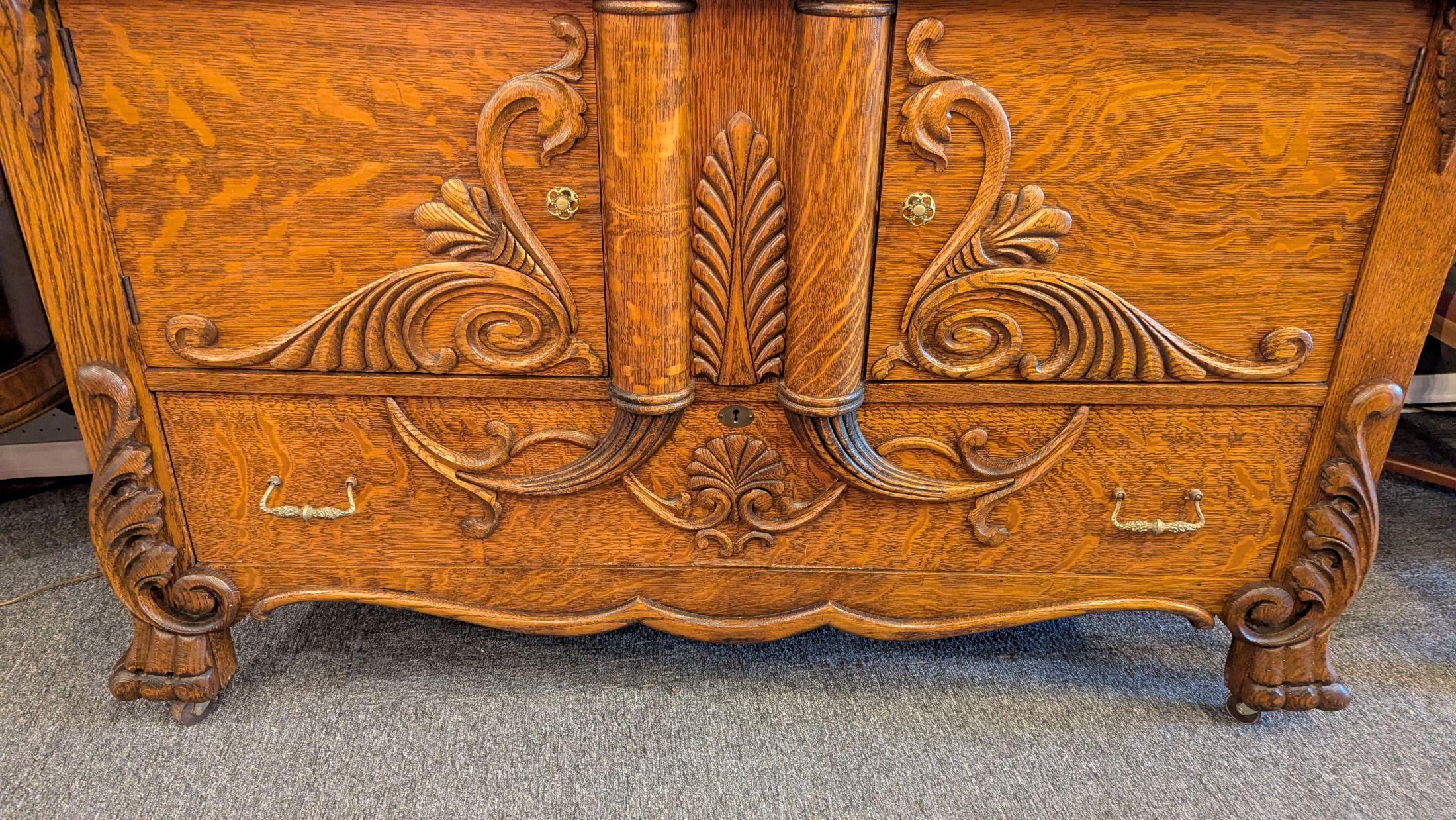 American Quarter Sawn Oak Sideboard Cabinet In Good Condition For Sale In Pueblo, CO