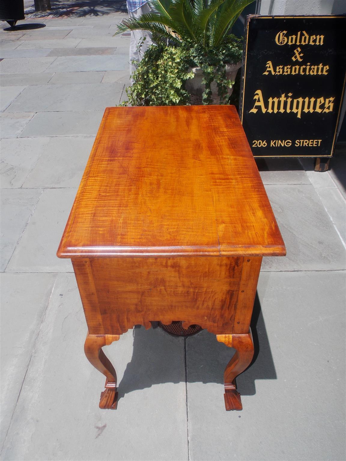 American Queen Anne Curley Maple Four Drawer Lowboy with Spanish Feet. C. 1750 In Excellent Condition In Hollywood, SC