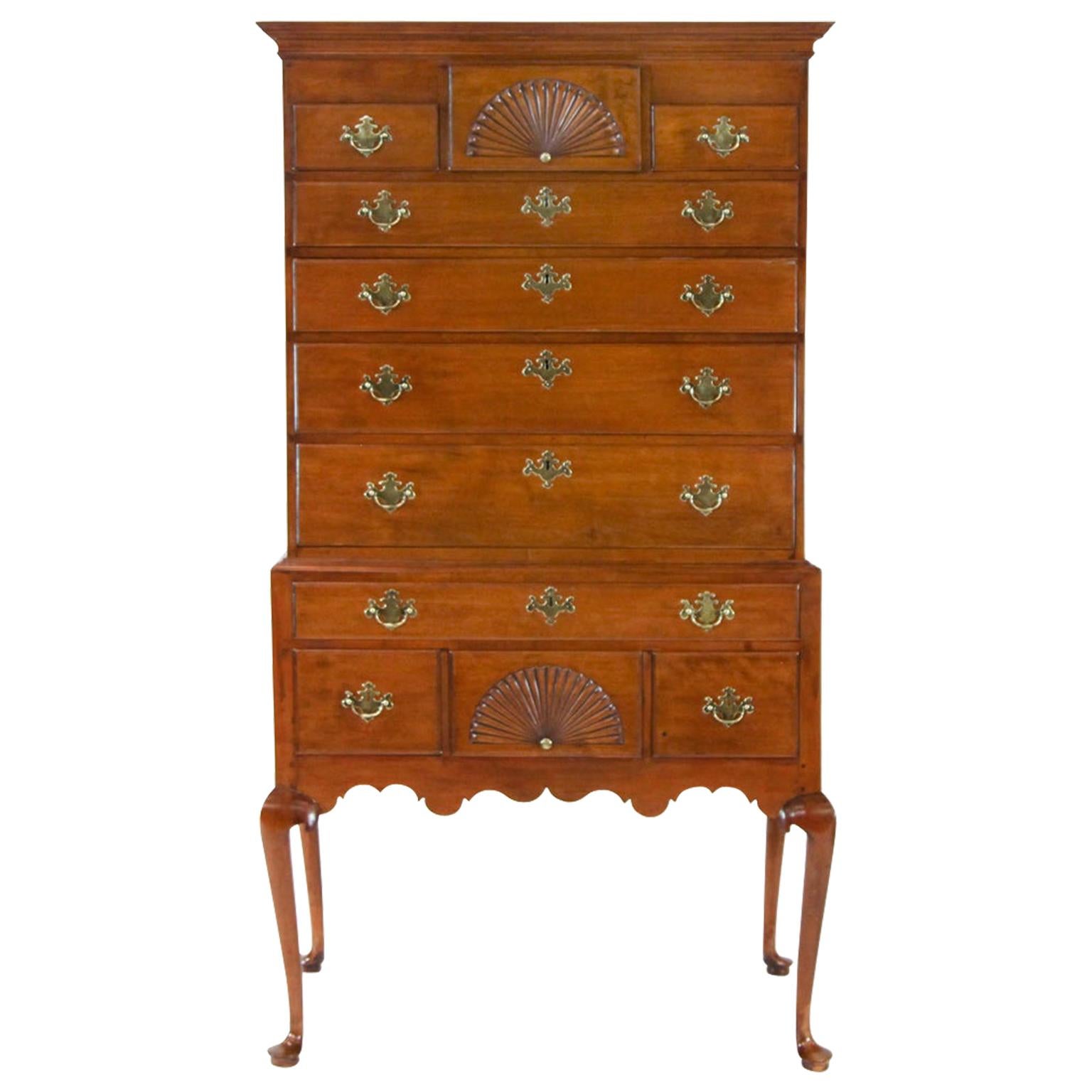 Amerikanischer Queen-Anne-Flachdach-Ahorn-Highboy im Angebot