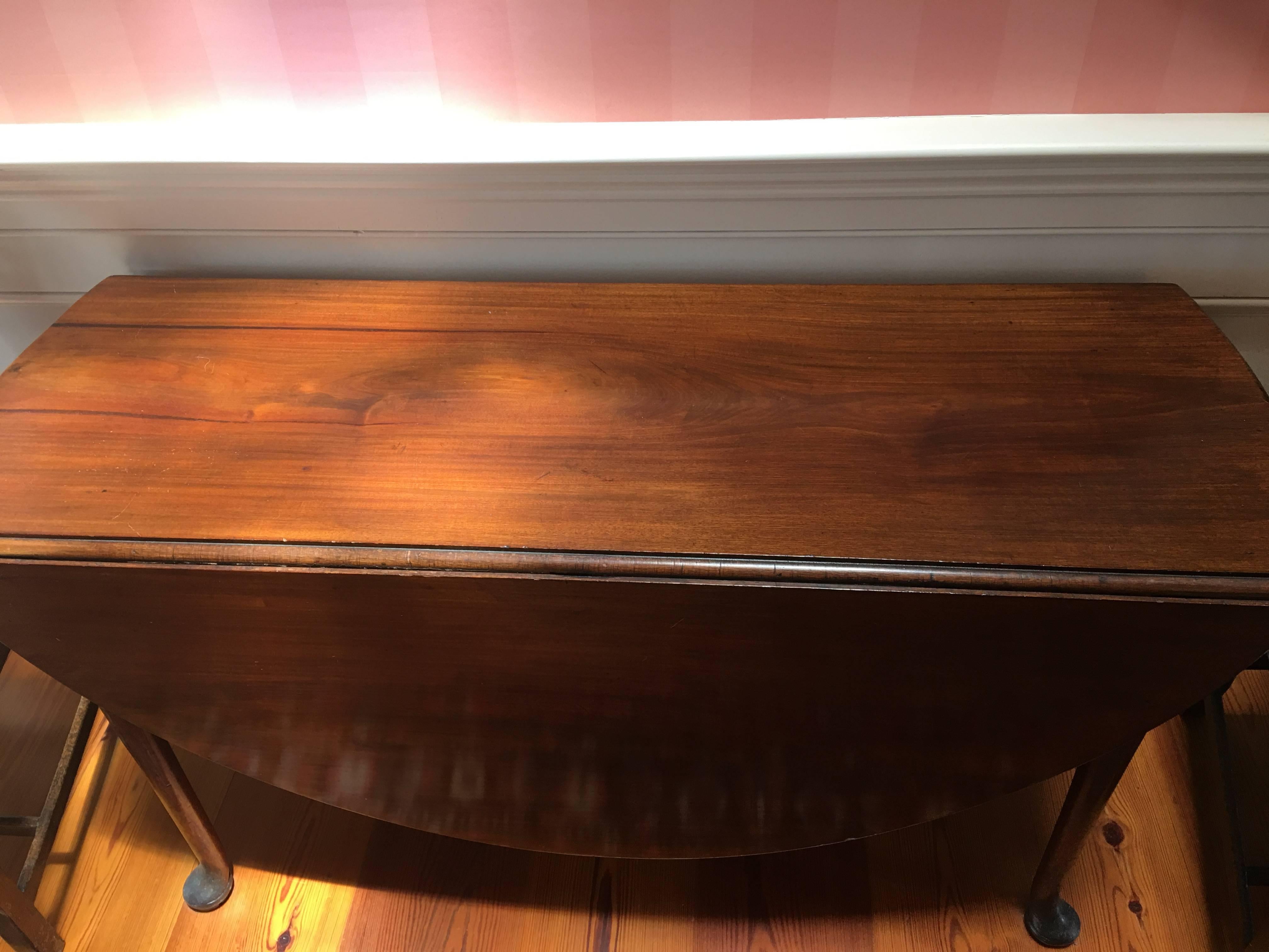 American Queen Anne Mahogany Oval Drop-Leaf Table with Pad Feet, 18th Century In Good Condition In Savannah, GA