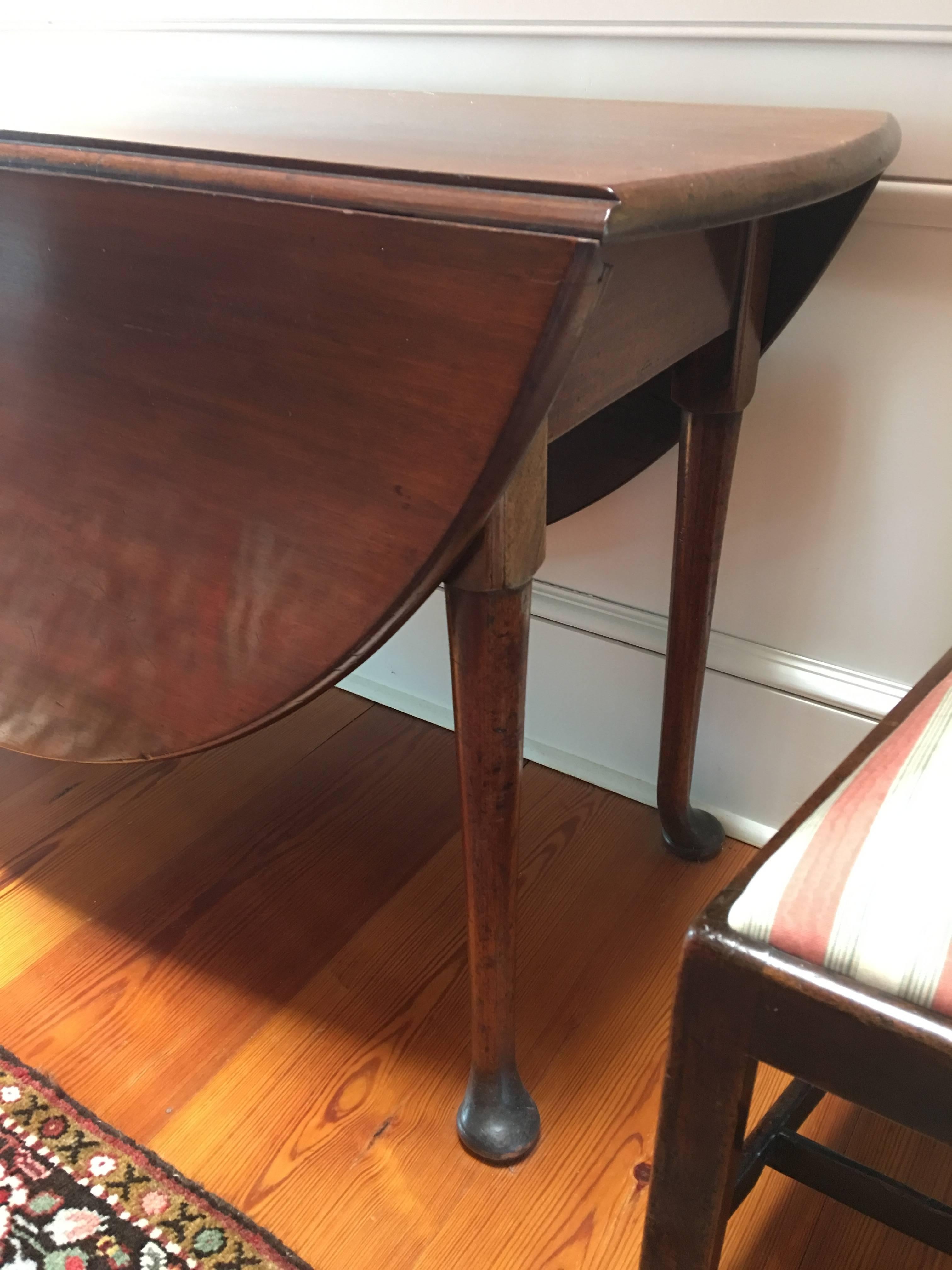 American Queen Anne Mahogany Oval Drop-Leaf Table with Pad Feet, 18th Century 1