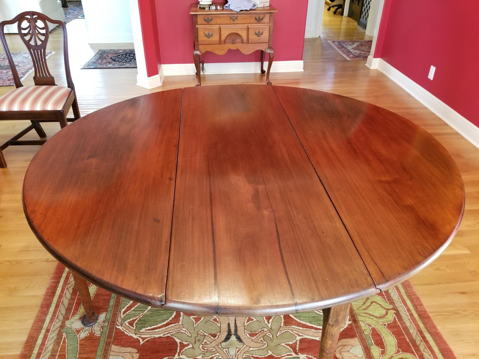 American Queen Anne Mahogany Oval Drop-Leaf Table with Pad Feet, 18th Century 5