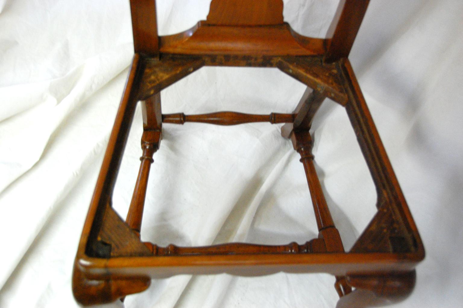 American Queen Anne Period Walnut Sidechair Boston Origin Cabriole Legs Pad Feet In Good Condition For Sale In Wells, ME