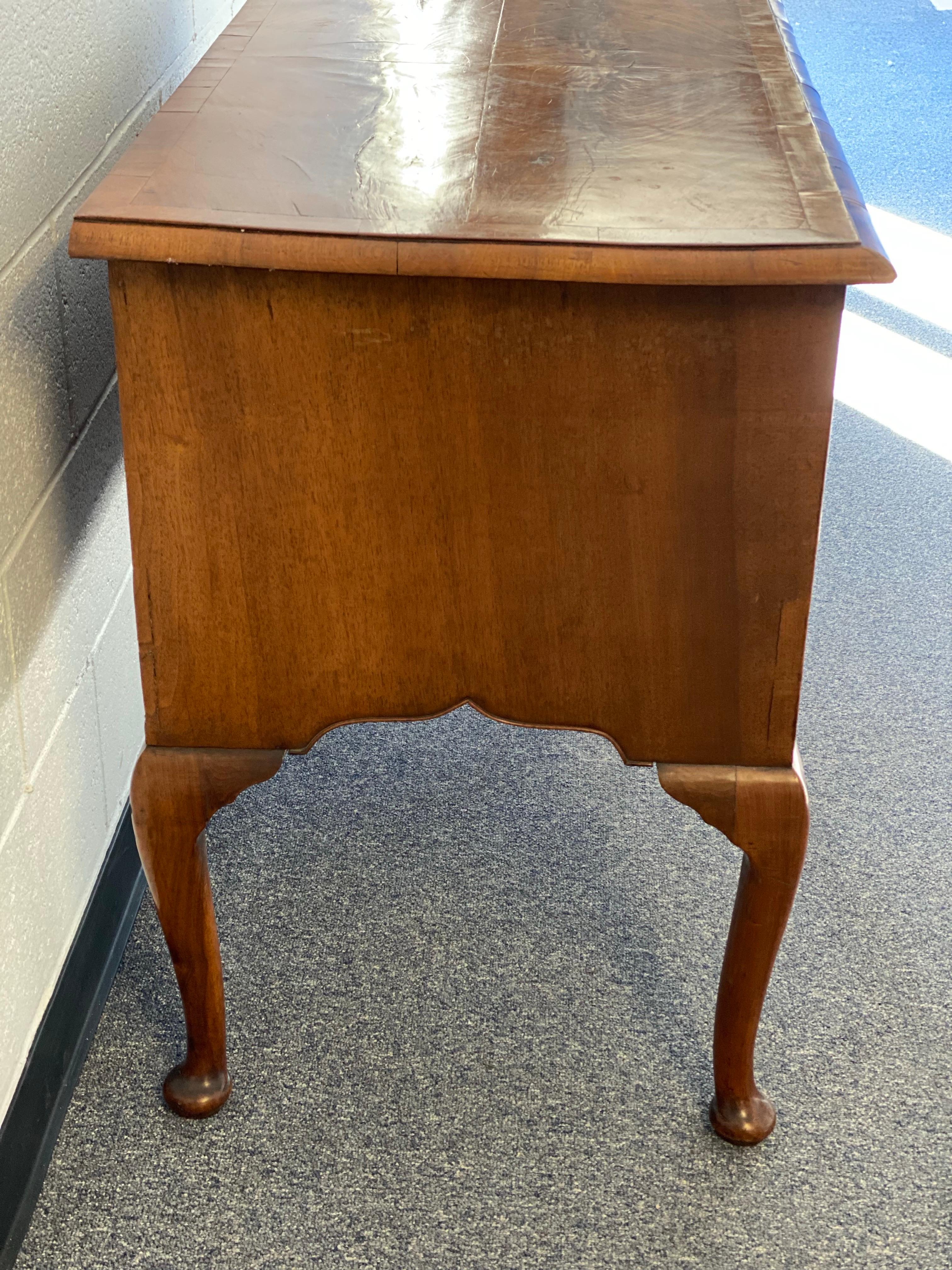 Table basse américaine de style Queen Anne en bois de ronce à 3 tiroirs en vente 4