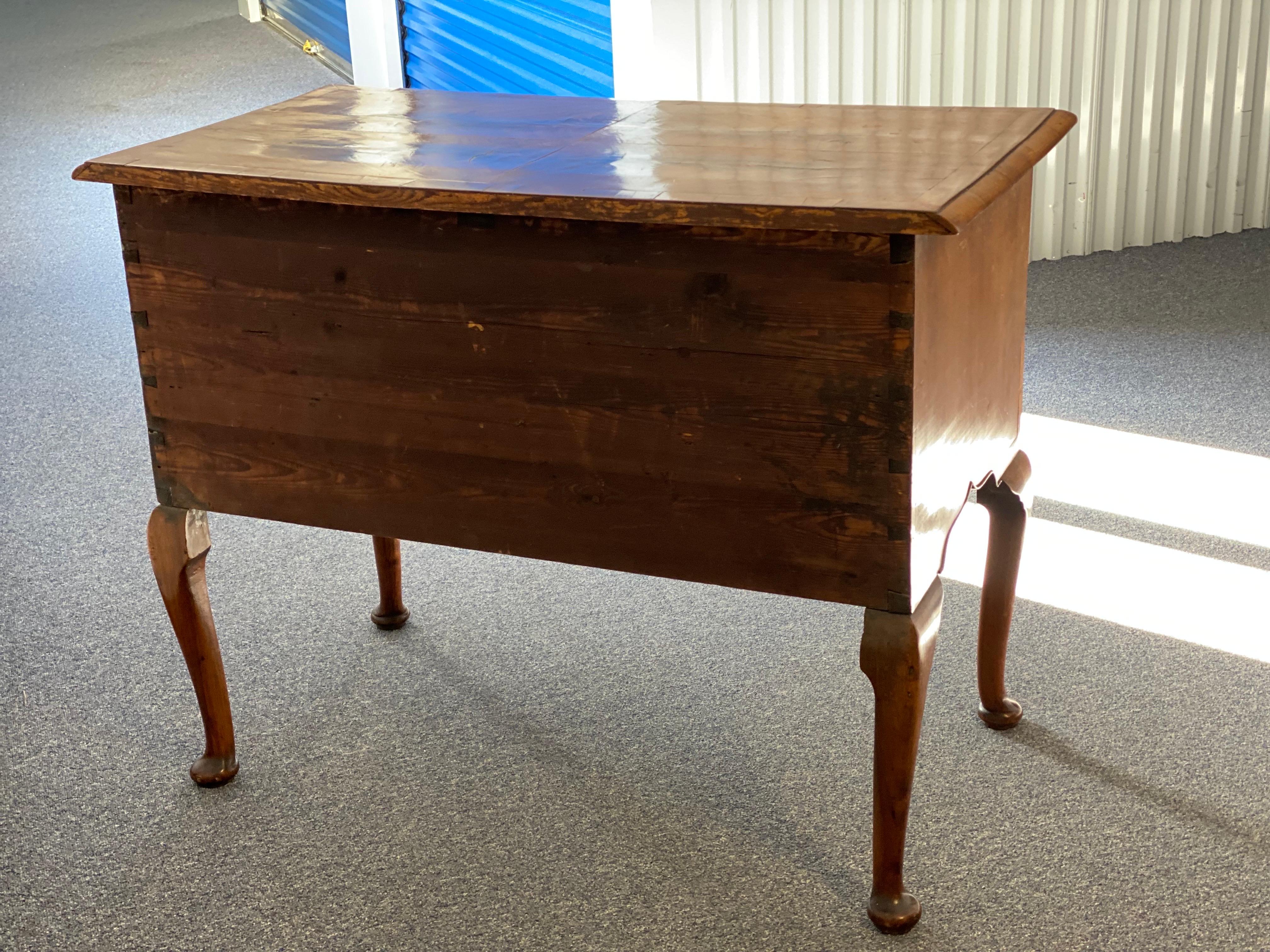 Table basse américaine de style Queen Anne en bois de ronce à 3 tiroirs en vente 5