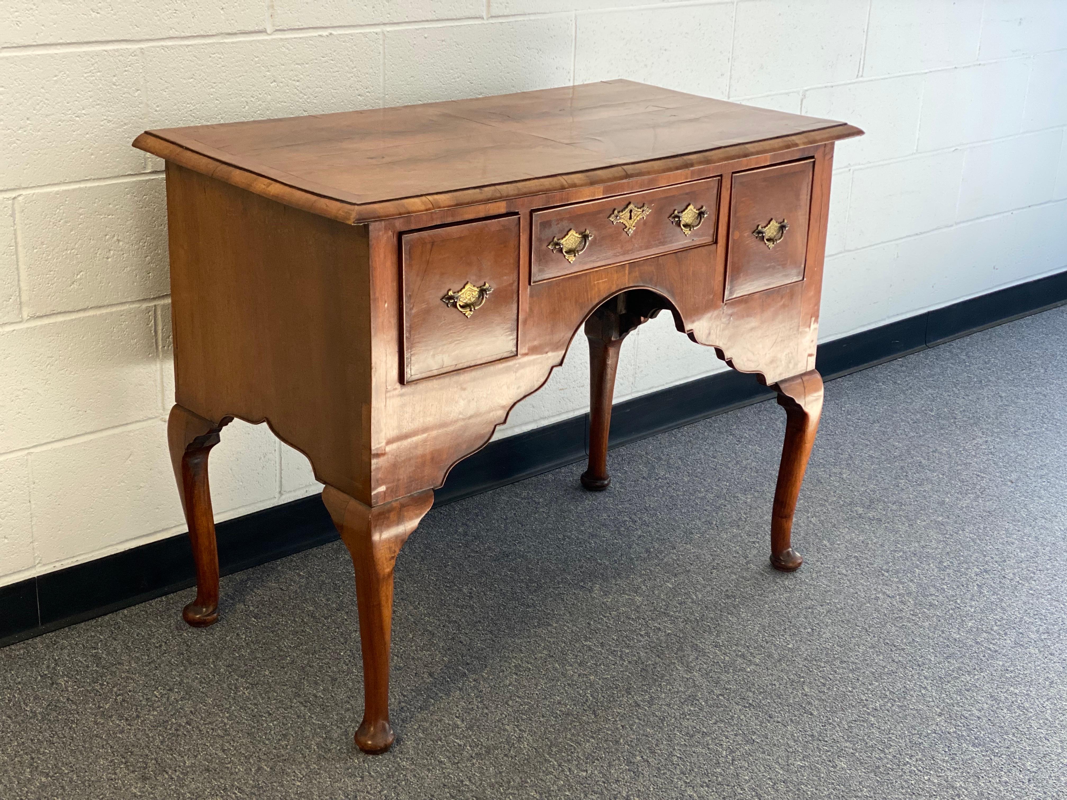 Américain Table basse américaine de style Queen Anne en bois de ronce à 3 tiroirs en vente