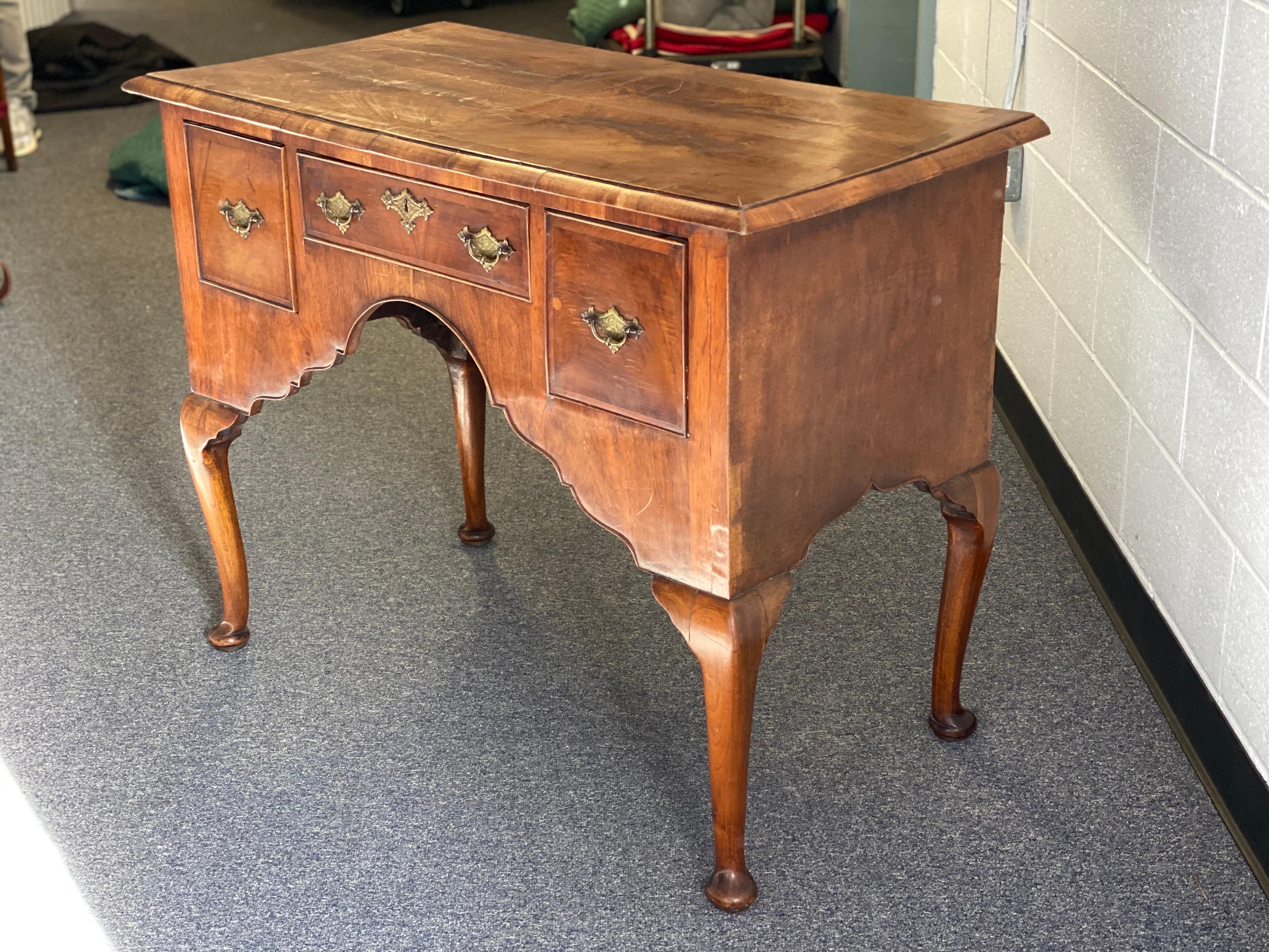 Table basse américaine de style Queen Anne en bois de ronce à 3 tiroirs Bon état - En vente à Southampton, NY