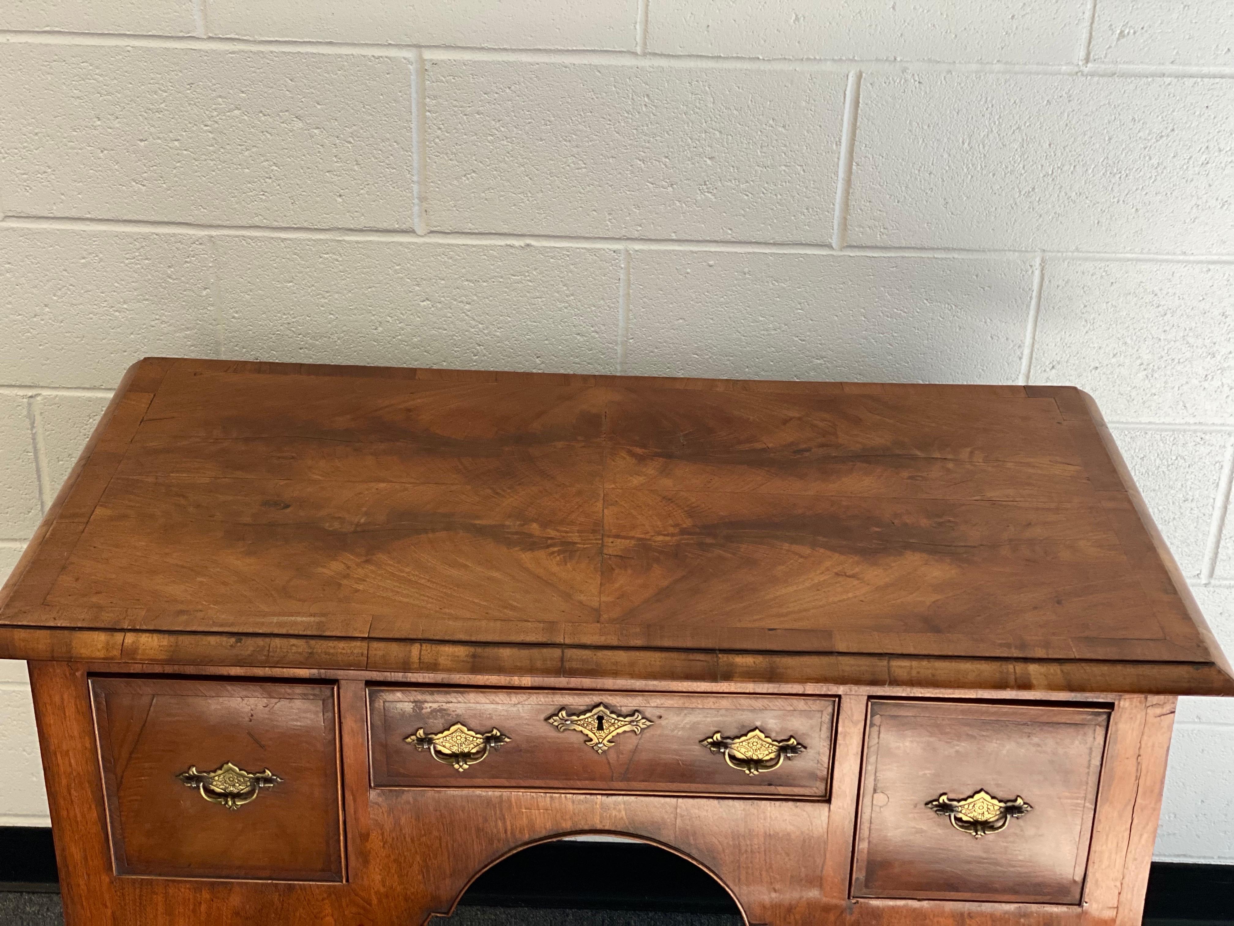 XIXe siècle Table basse américaine de style Queen Anne en bois de ronce à 3 tiroirs en vente