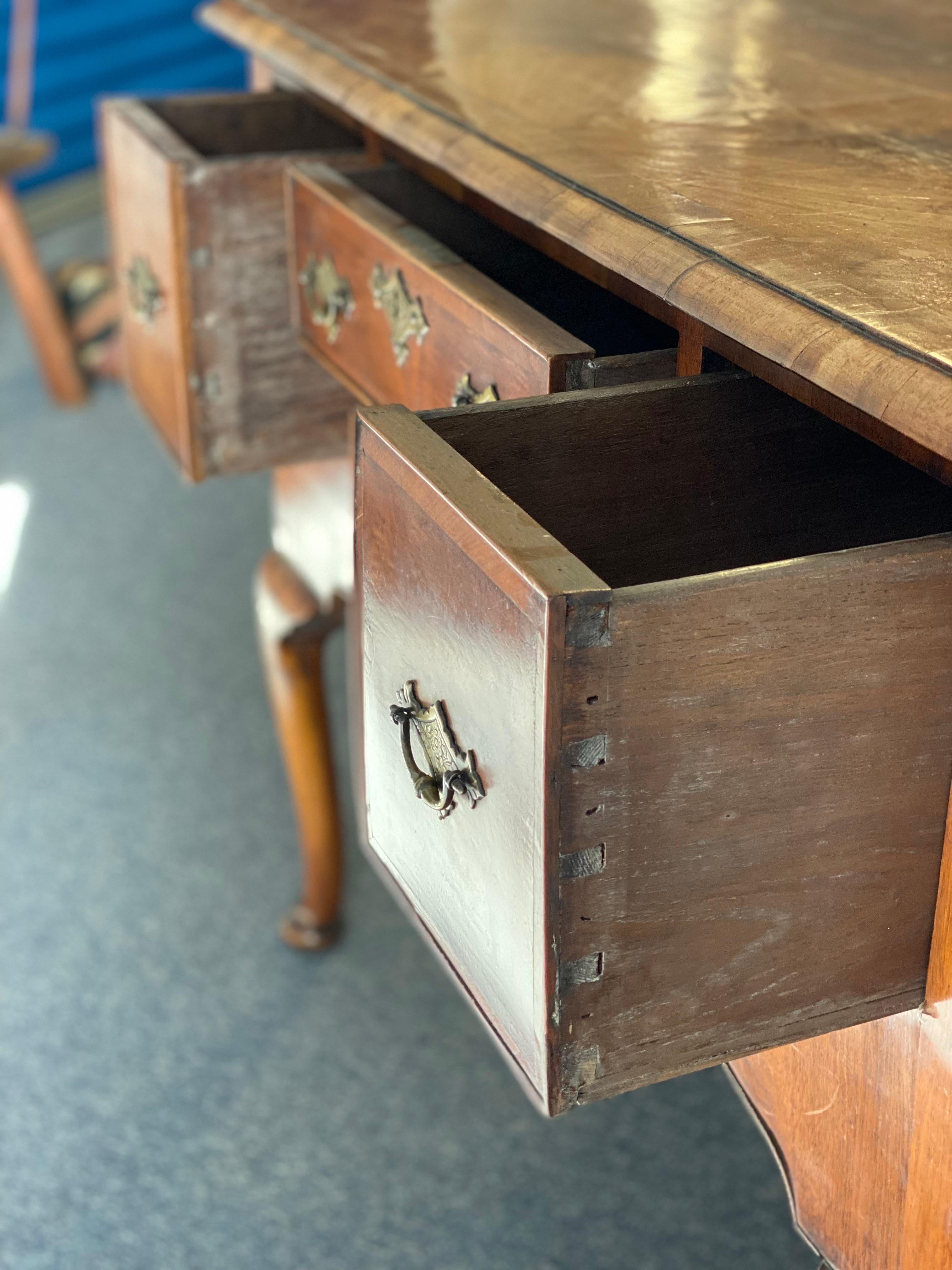Laiton Table basse américaine de style Queen Anne en bois de ronce à 3 tiroirs en vente