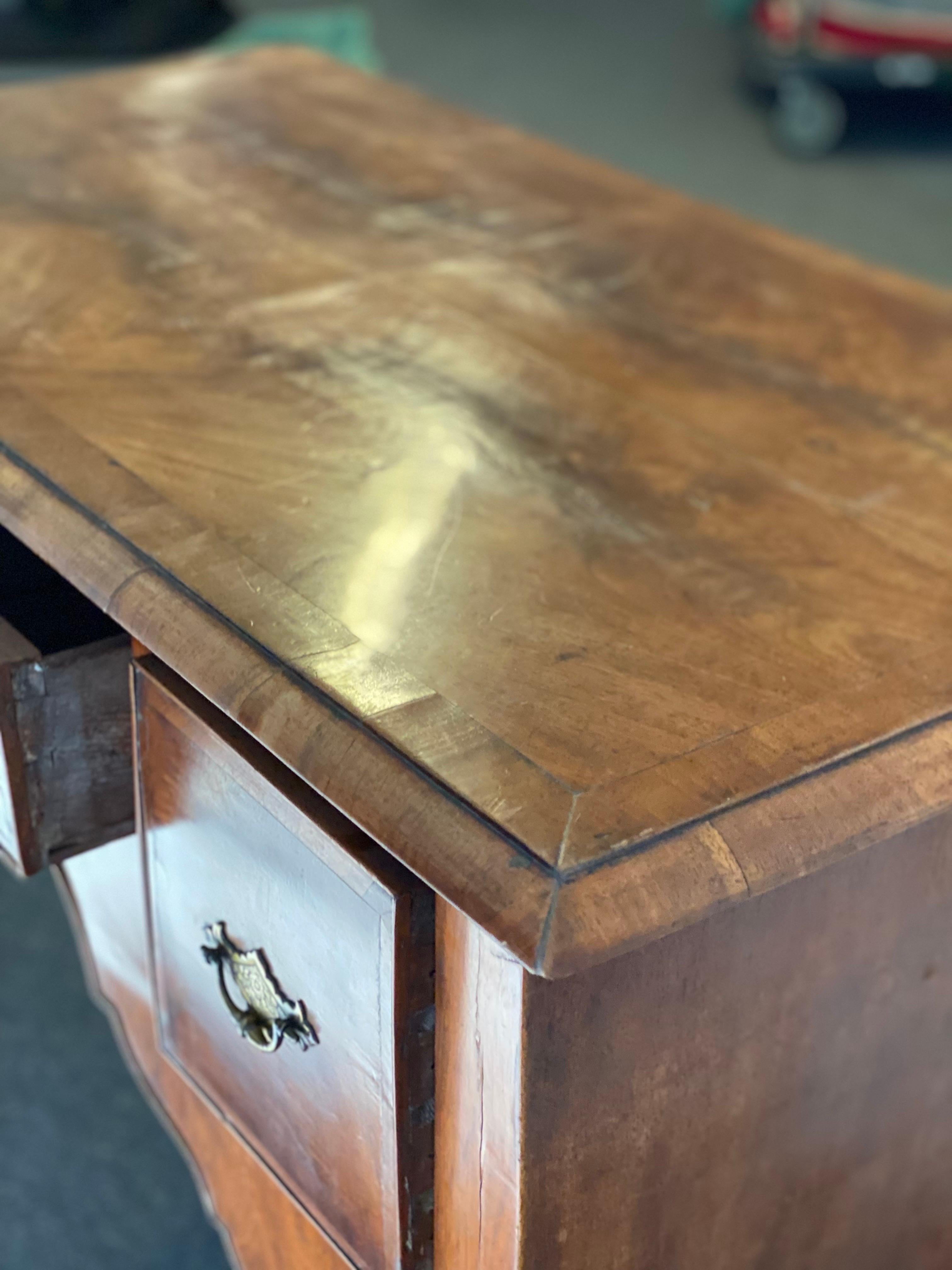 Table basse américaine de style Queen Anne en bois de ronce à 3 tiroirs en vente 1