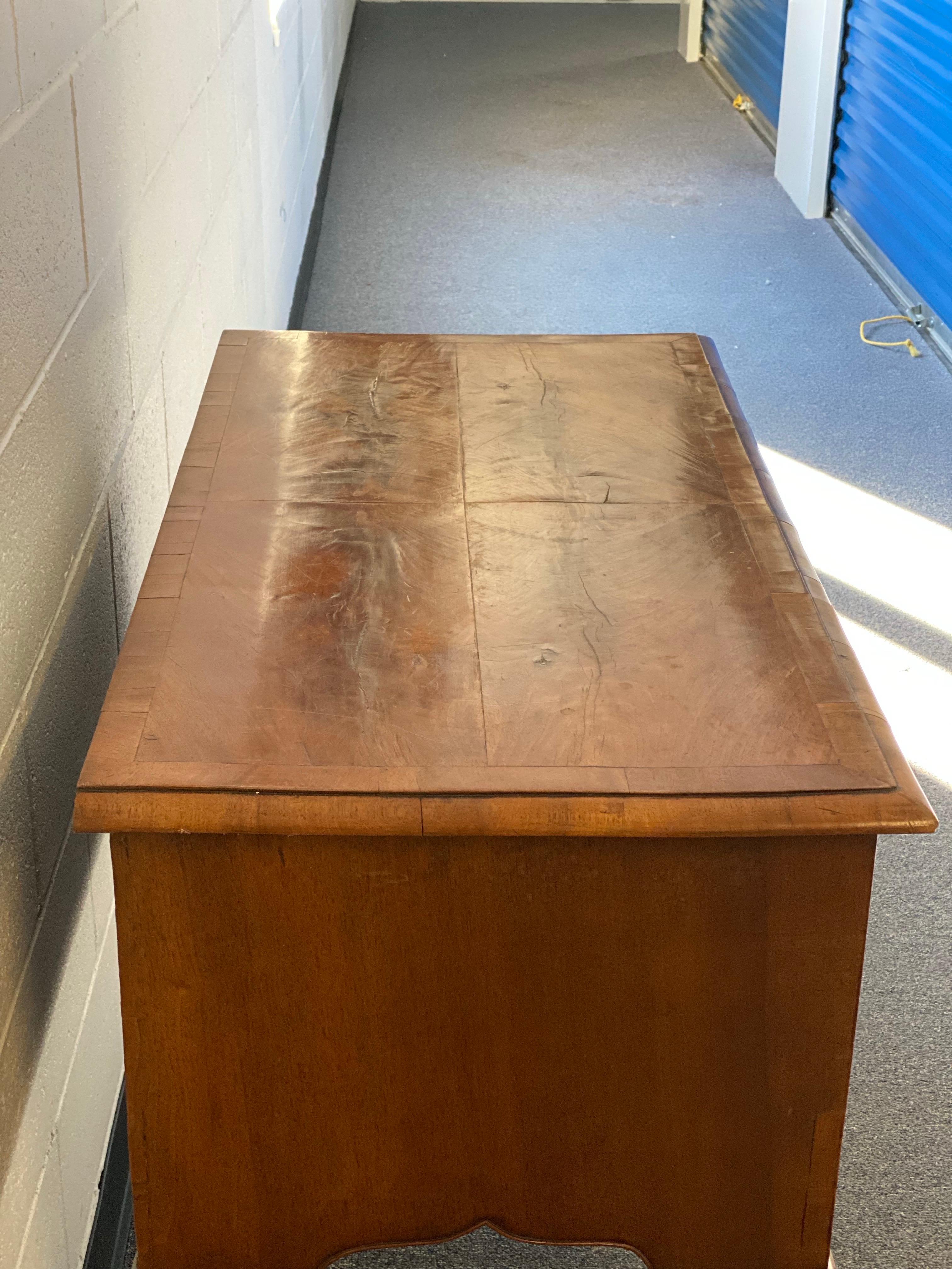 Table basse américaine de style Queen Anne en bois de ronce à 3 tiroirs en vente 2