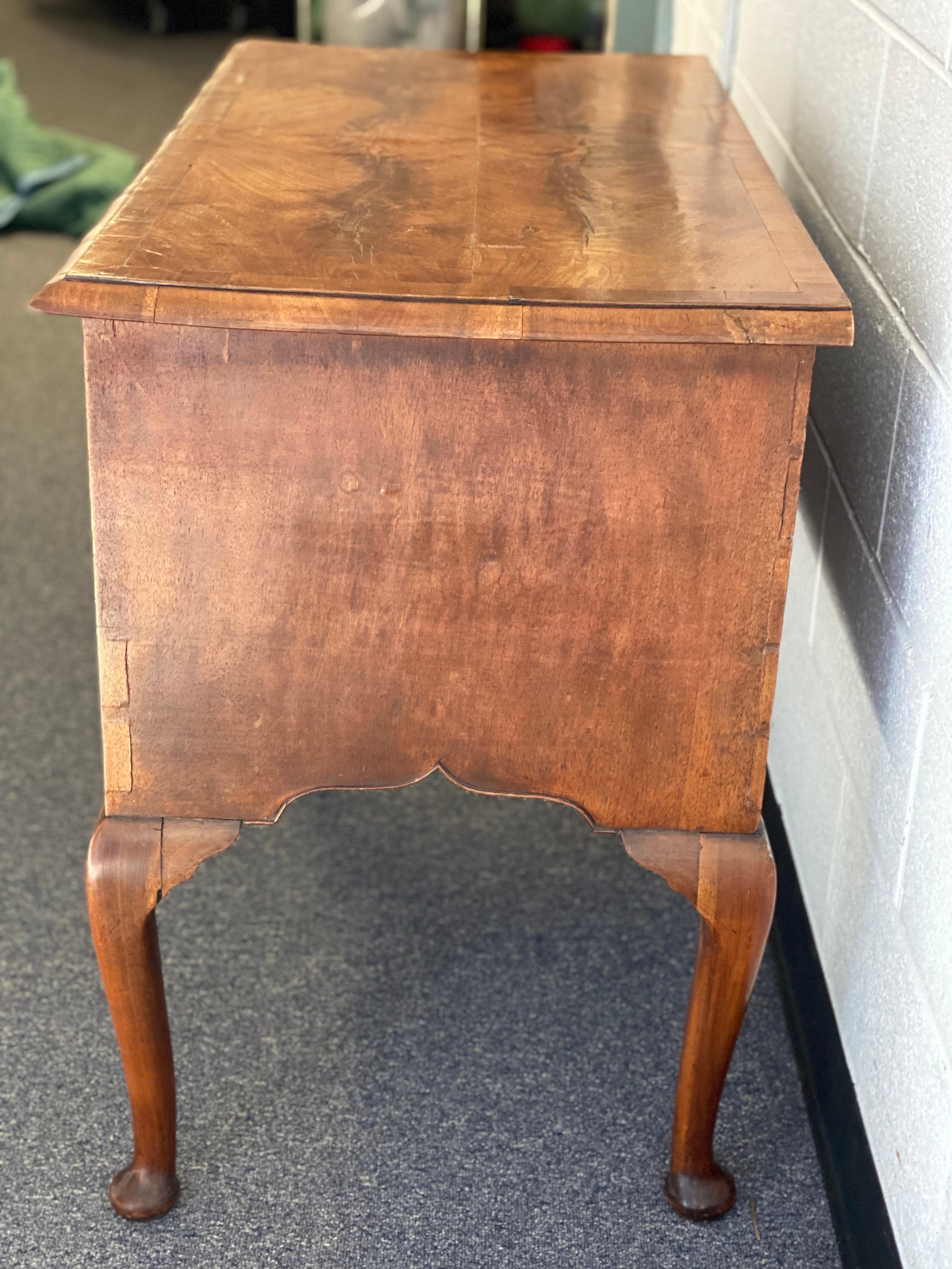 Table basse américaine de style Queen Anne en bois de ronce à 3 tiroirs en vente 3