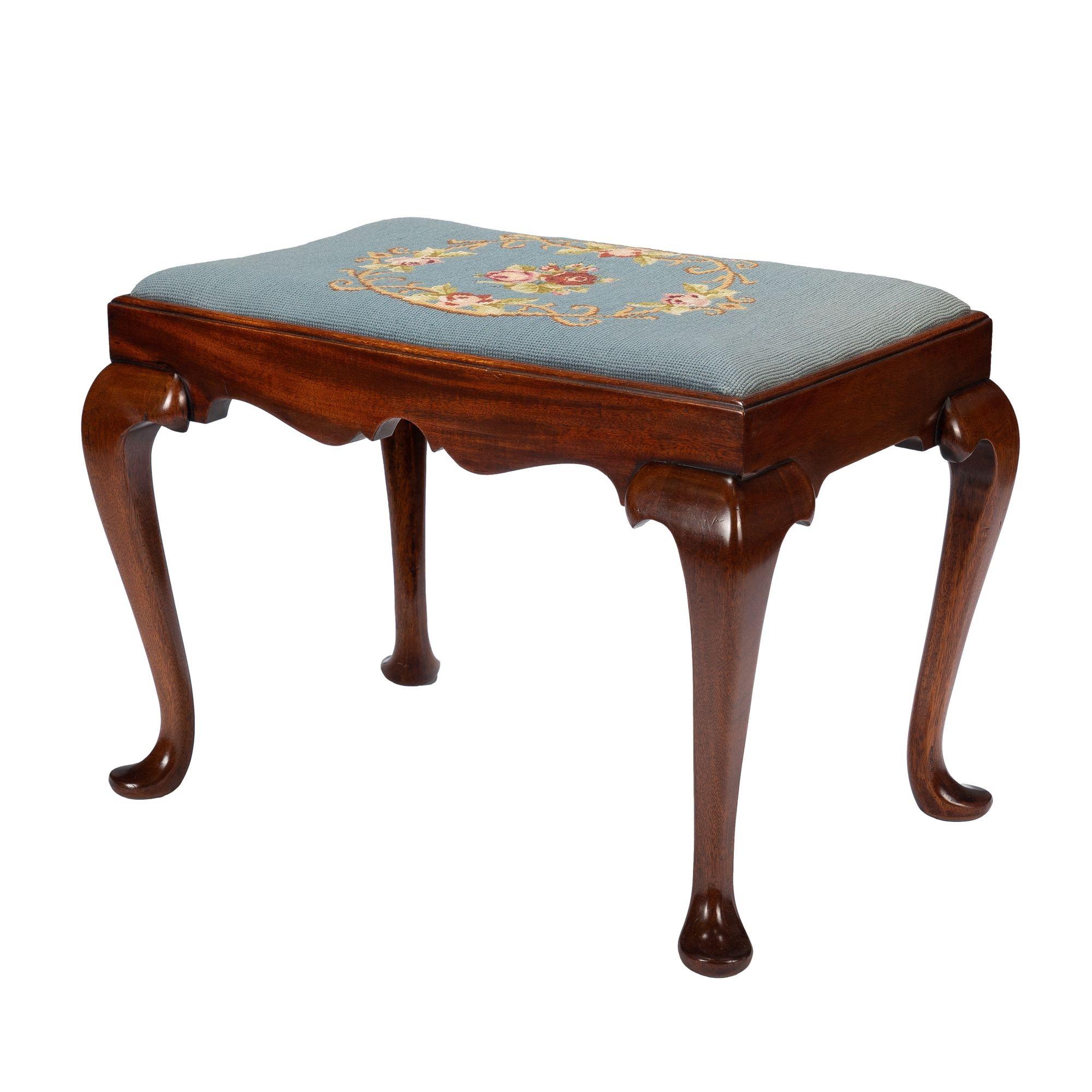 American Queen Anne Style Slip Seat Mahogany Stool, 1900-1950 In Good Condition For Sale In Kenilworth, IL
