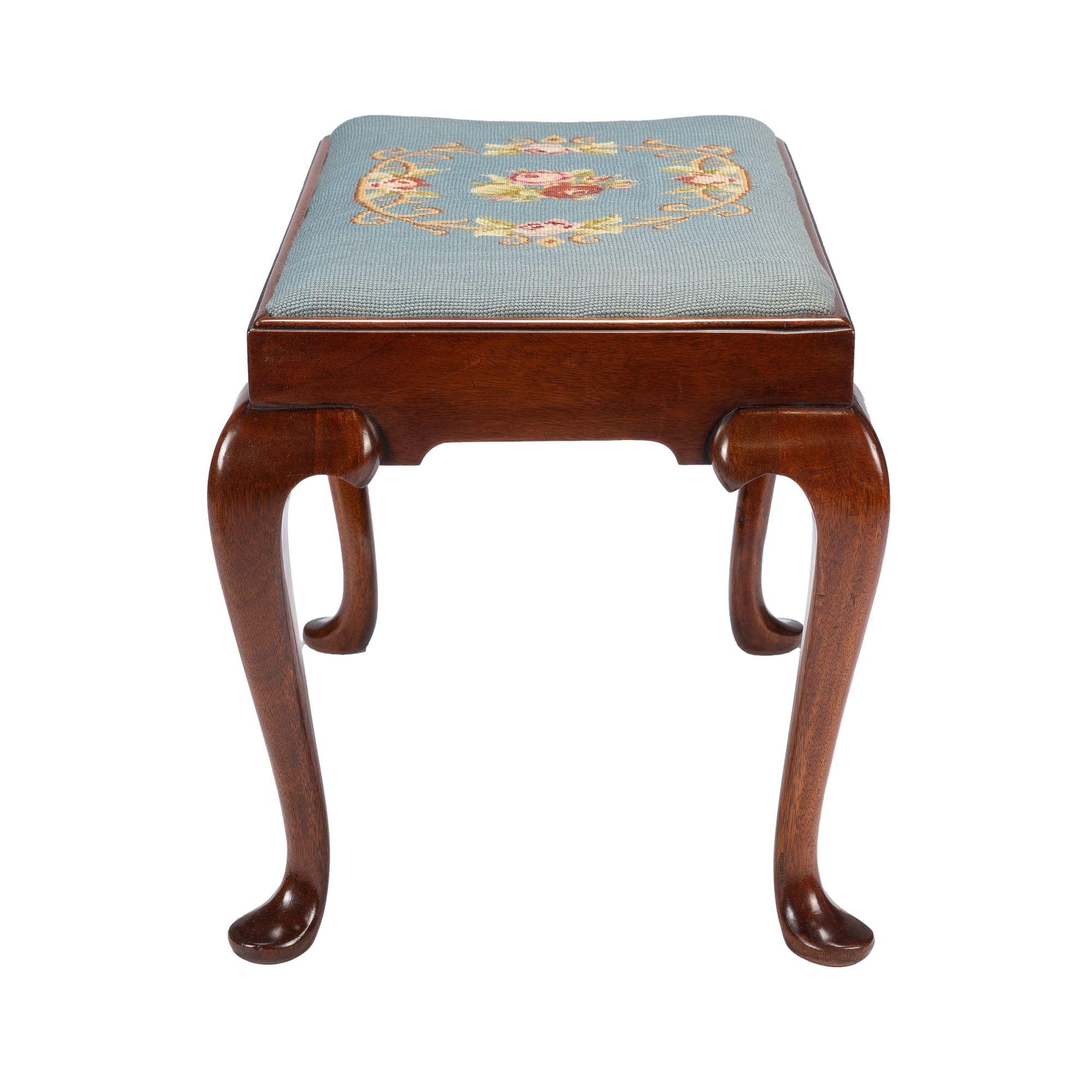 20th Century American Queen Anne Style Slip Seat Mahogany Stool, 1900-1950 For Sale