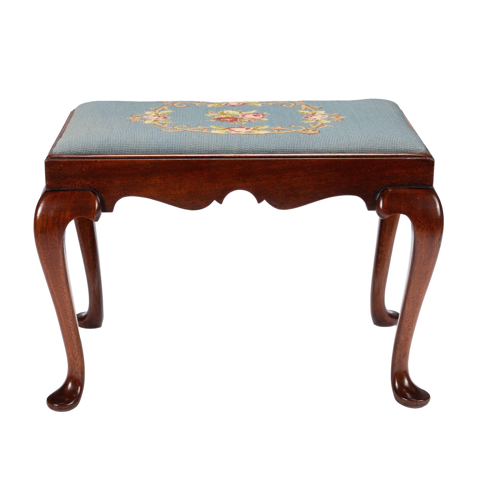 American Queen Anne Style Slip Seat Mahogany Stool, 1900-1950 For Sale 1