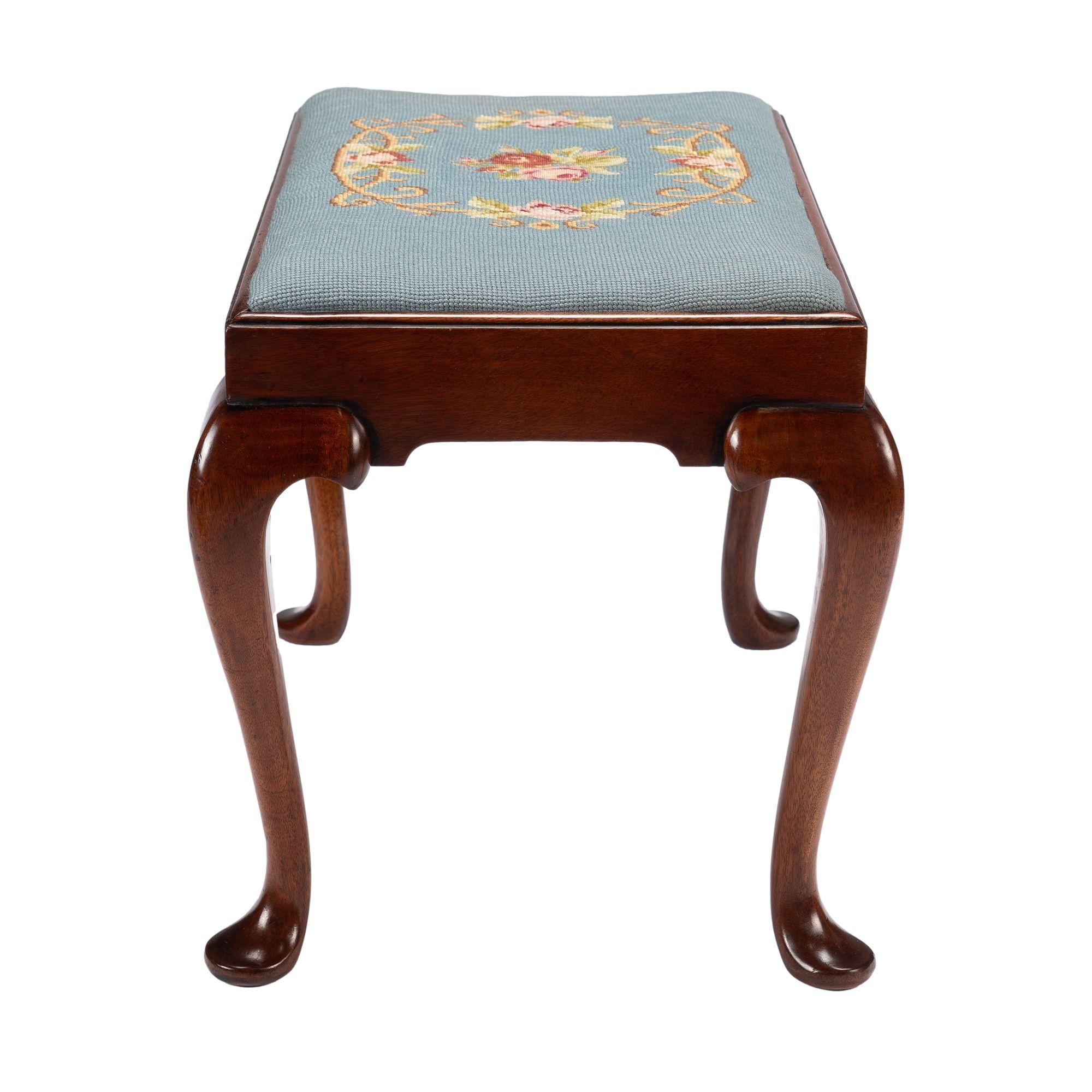 American Queen Anne Style Slip Seat Mahogany Stool, 1900-1950 For Sale 3