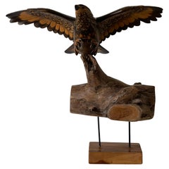 Escultura de águila americana en. Gran losa de madera Bade