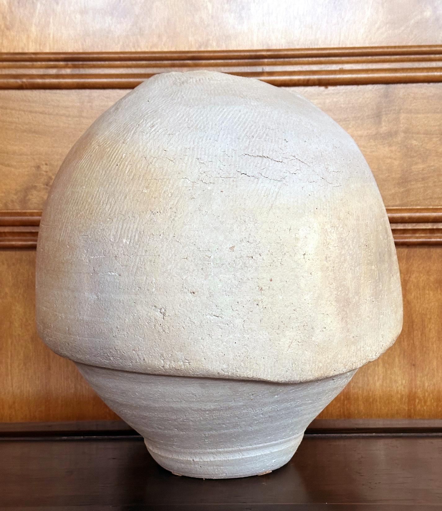 Vase en poterie moderne du potier américain Paul Soldner (1921-2011), vers les années 1960. Paul Dedic est réputé pour son engagement à développer et à faire progresser la cuisson Raku dans le domaine de la poterie américaine. Inspiré par la