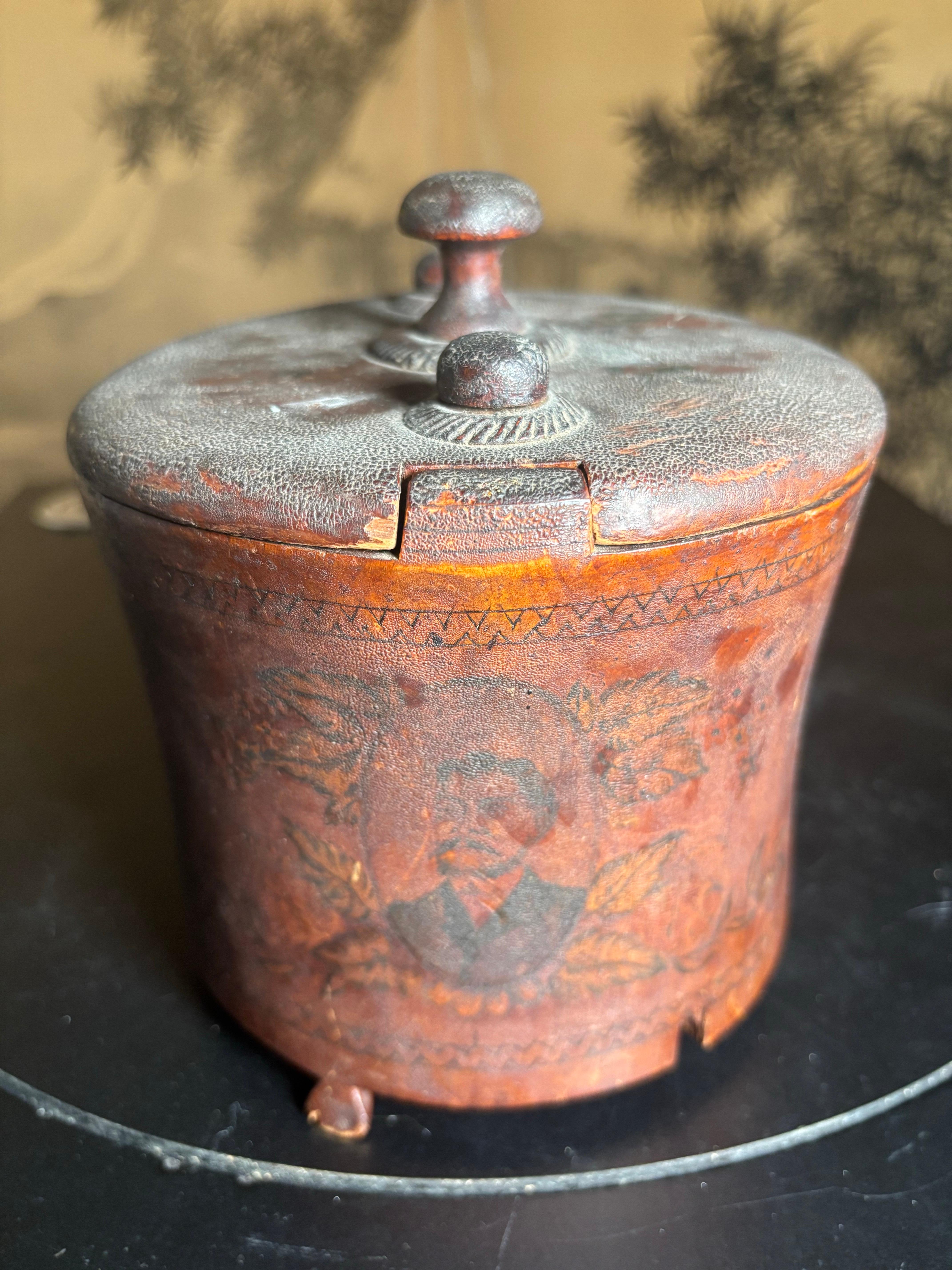 Américain Rare vase à couvercle en pyrogravure américain, 19e siècle en vente