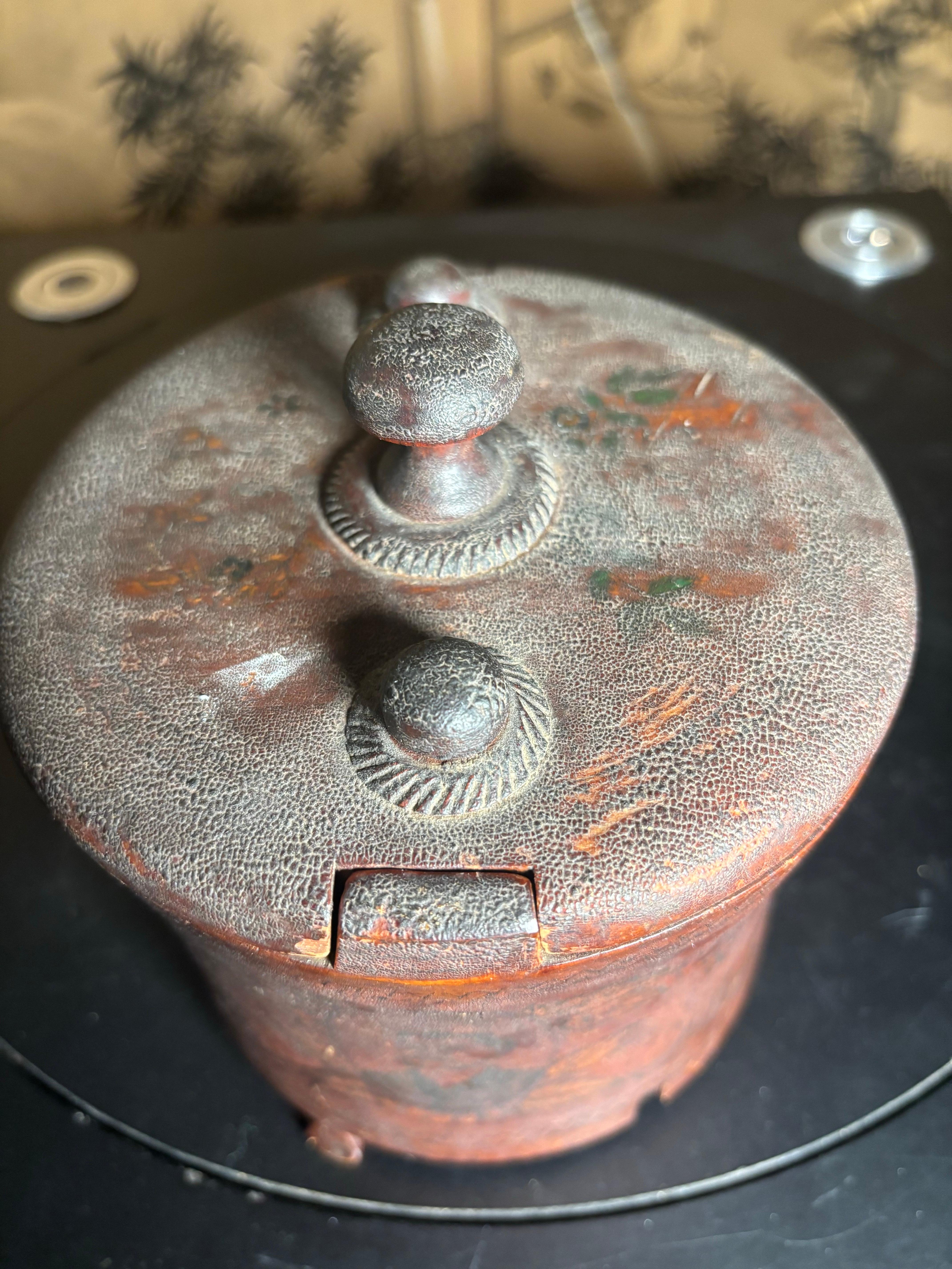 Sculpté à la main Rare vase à couvercle en pyrogravure américain, 19e siècle en vente