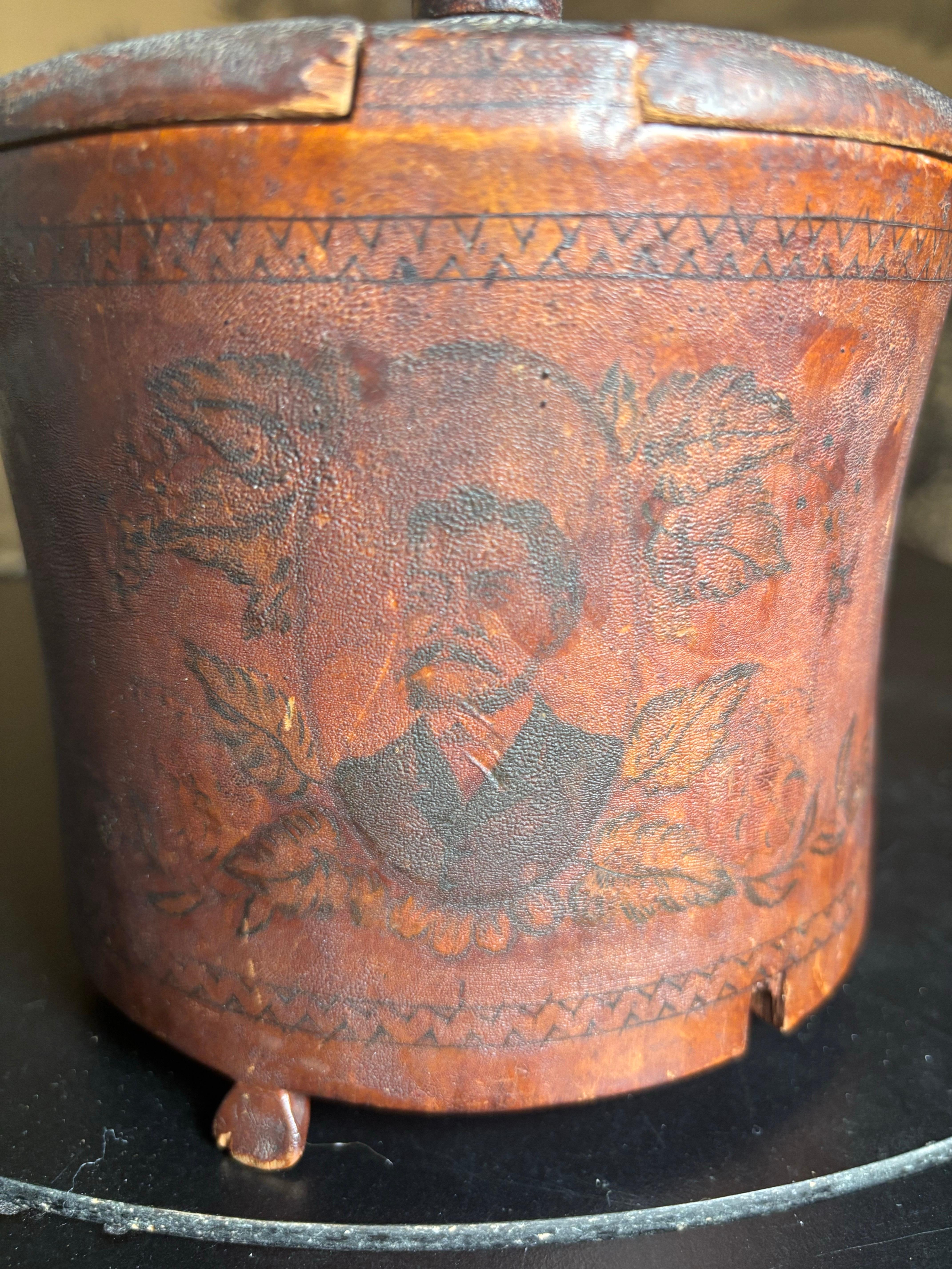 XIXe siècle Rare vase à couvercle en pyrogravure américain, 19e siècle en vente
