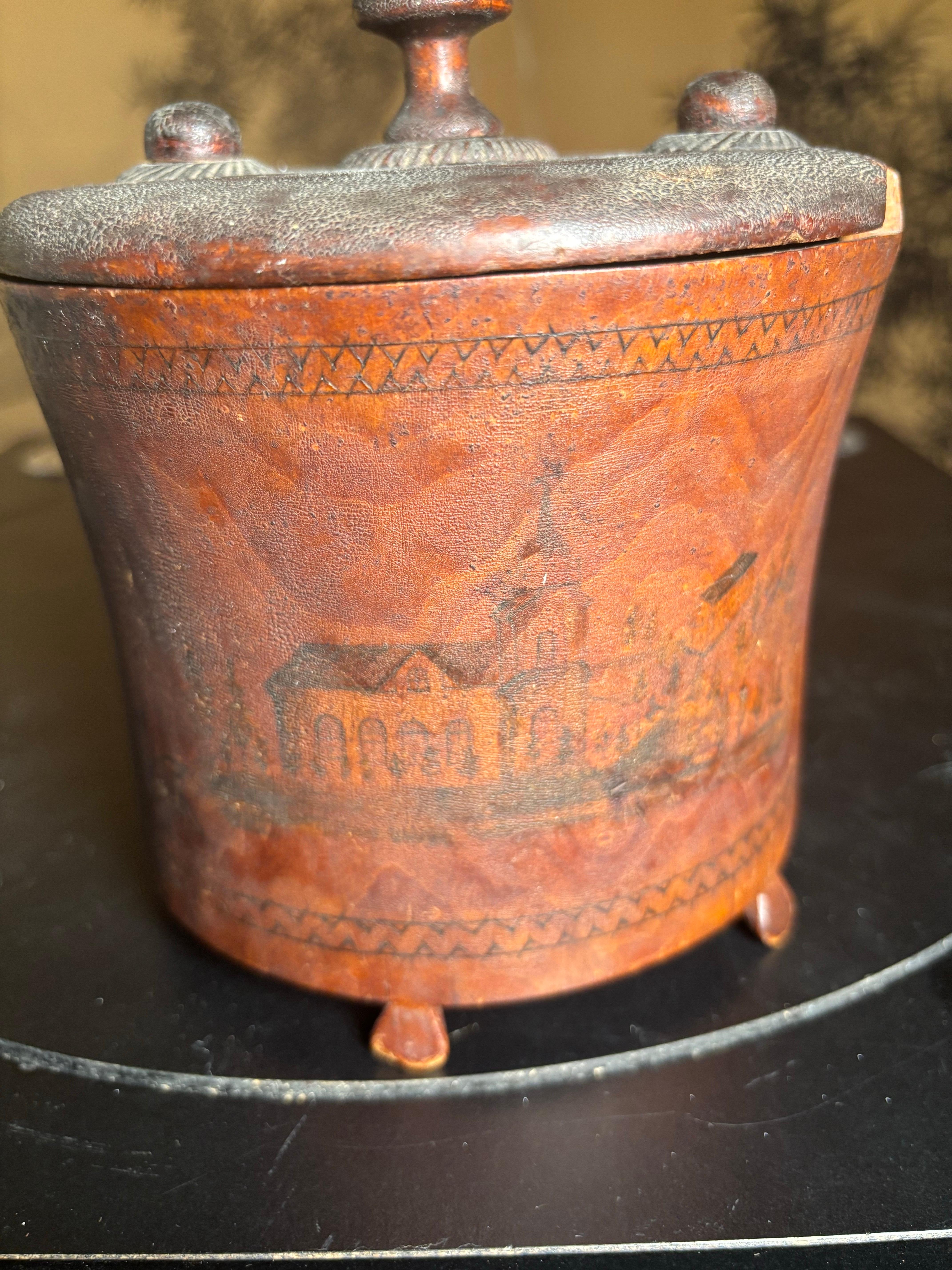 Bois Rare vase à couvercle en pyrogravure américain, 19e siècle en vente