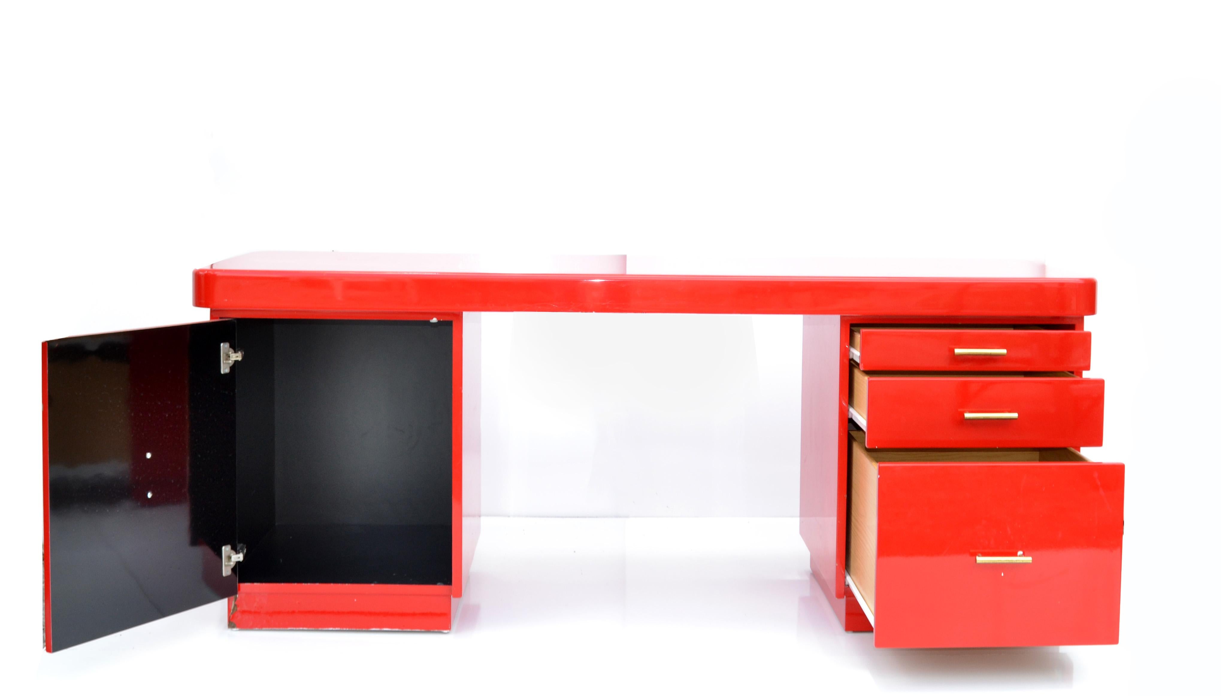 American Red Lacquered Writing Table Office, Tanker Desk Laminated Wood & Brass  In Good Condition In Miami, FL