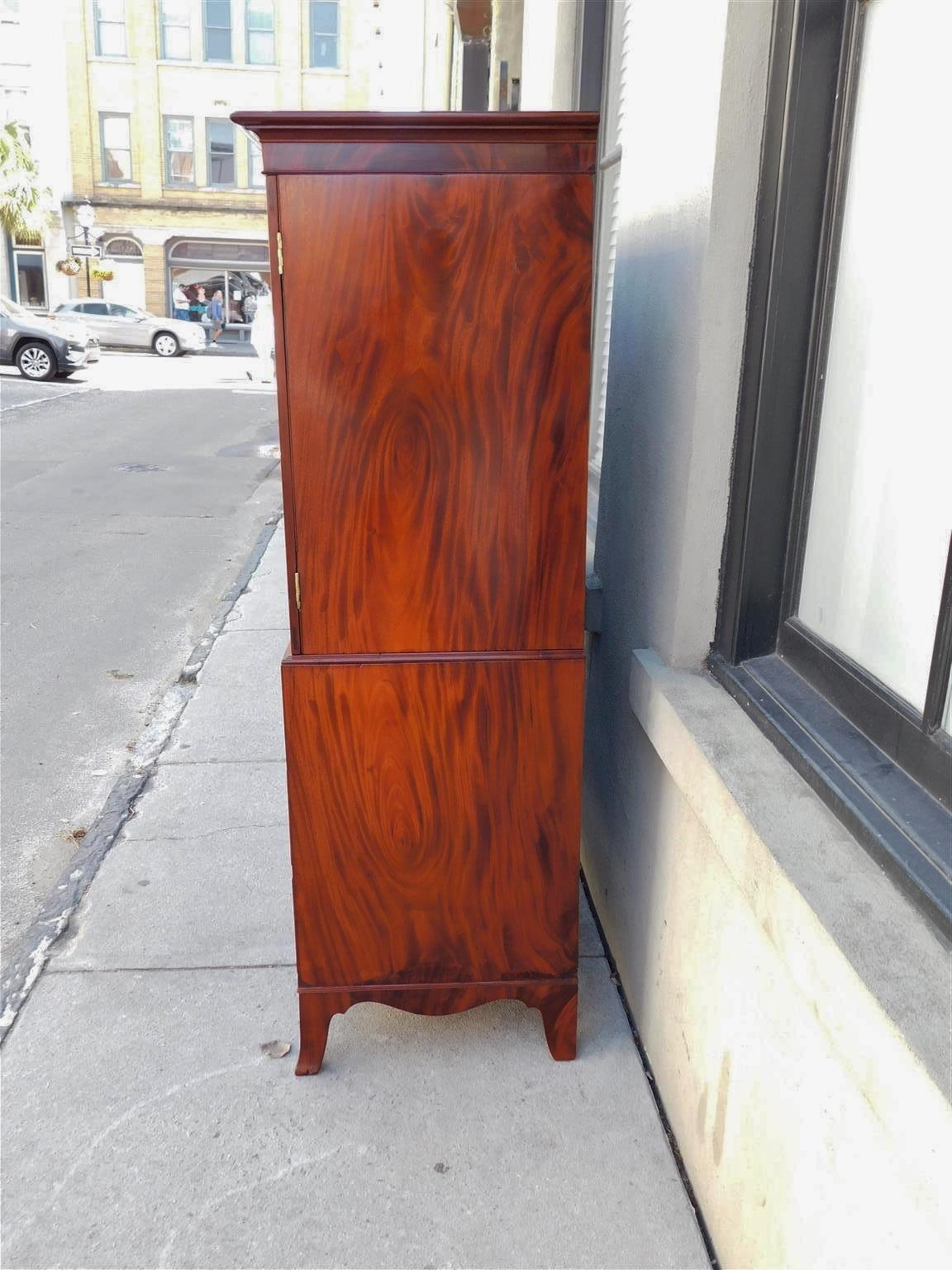 Prensa de lino graduada de caoba de la Regencia Americana sobre pies separados, c. 1800 en Excelente estado para la venta en Charleston, SC