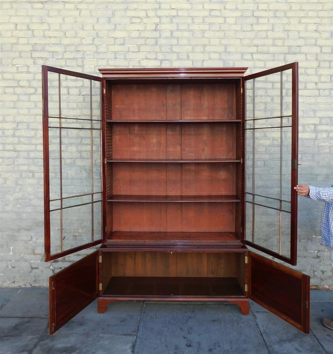 Bibliothèque à charnières de style Régence américaine en acajou avec Orig. Verre sur pieds de support, vers 1815 en vente 5