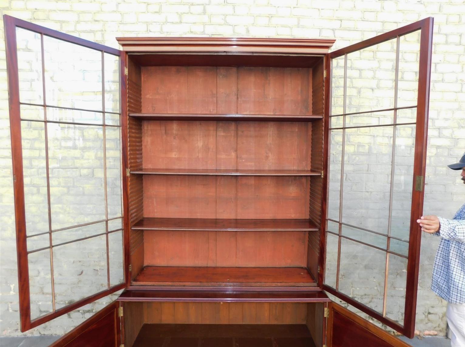 Bibliothèque à charnières de style Régence américaine en acajou avec Orig. Verre sur pieds de support, vers 1815 en vente 6