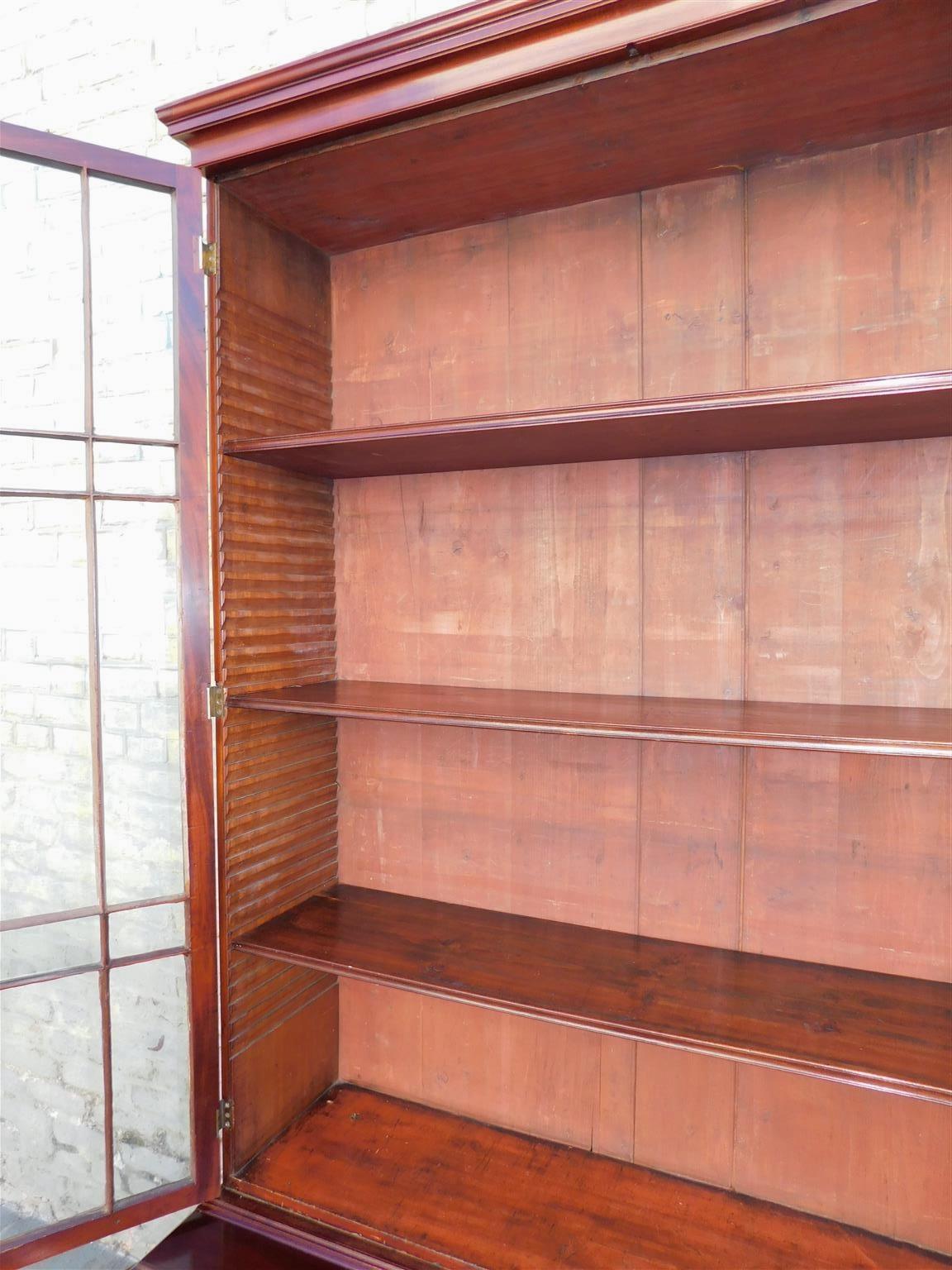 Bibliothèque à charnières de style Régence américaine en acajou avec Orig. Verre sur pieds de support, vers 1815 en vente 7