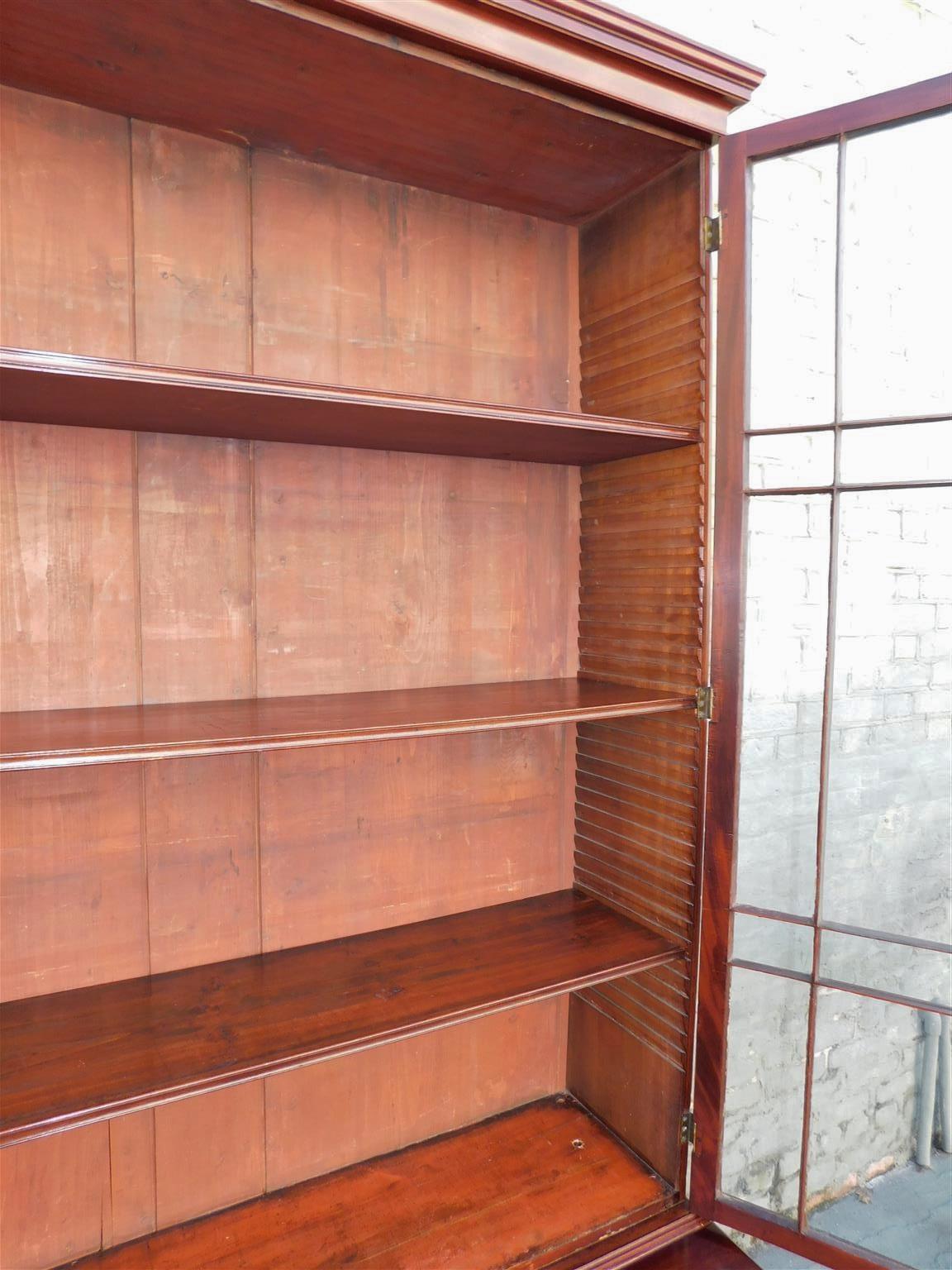 Bibliothèque à charnières de style Régence américaine en acajou avec Orig. Verre sur pieds de support, vers 1815 en vente 8