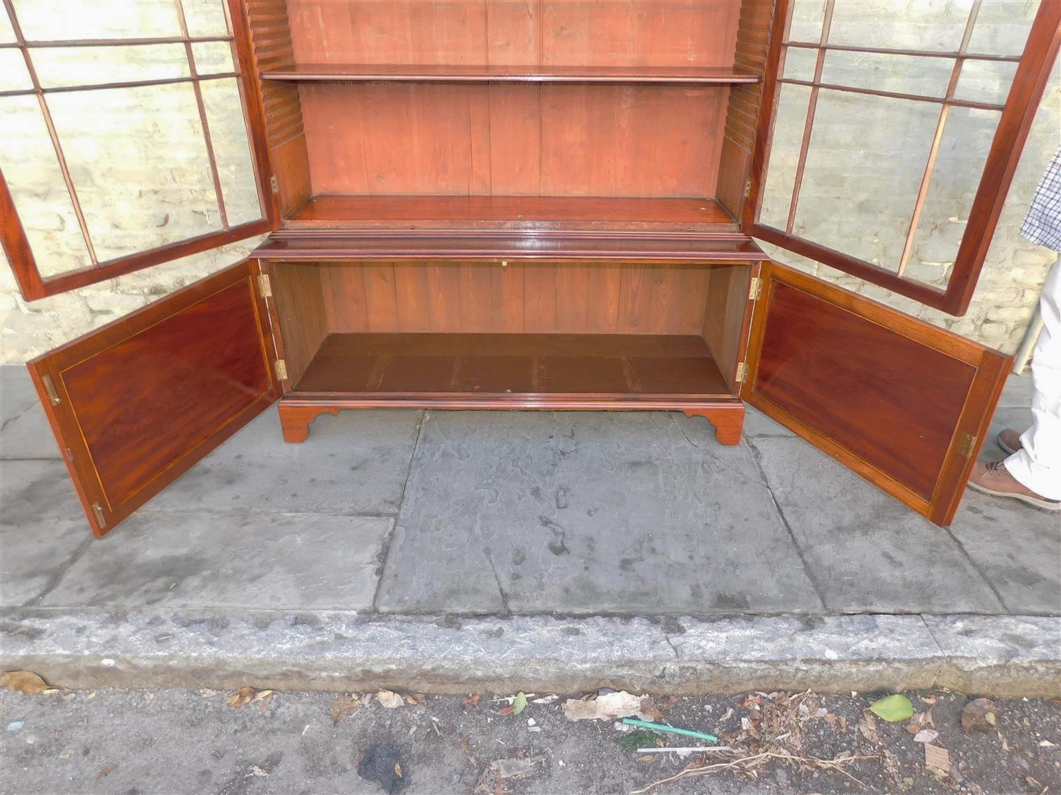 Bibliothèque à charnières de style Régence américaine en acajou avec Orig. Verre sur pieds de support, vers 1815 en vente 9