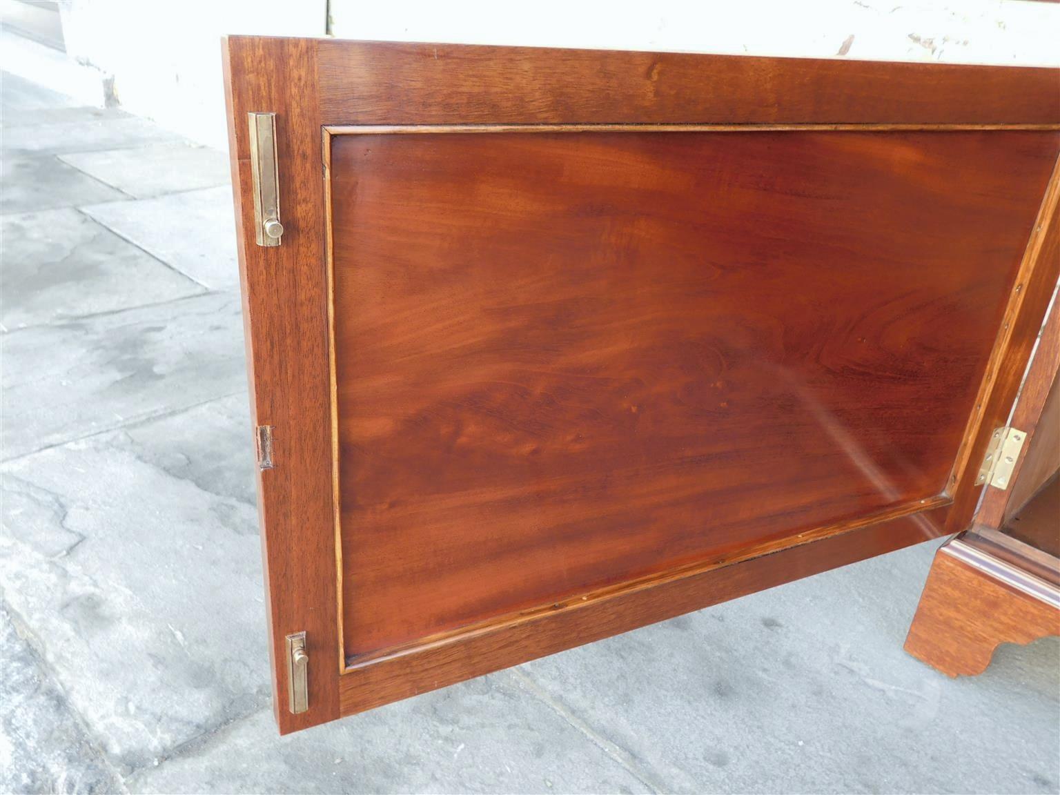 Bibliothèque à charnières de style Régence américaine en acajou avec Orig. Verre sur pieds de support, vers 1815 en vente 10