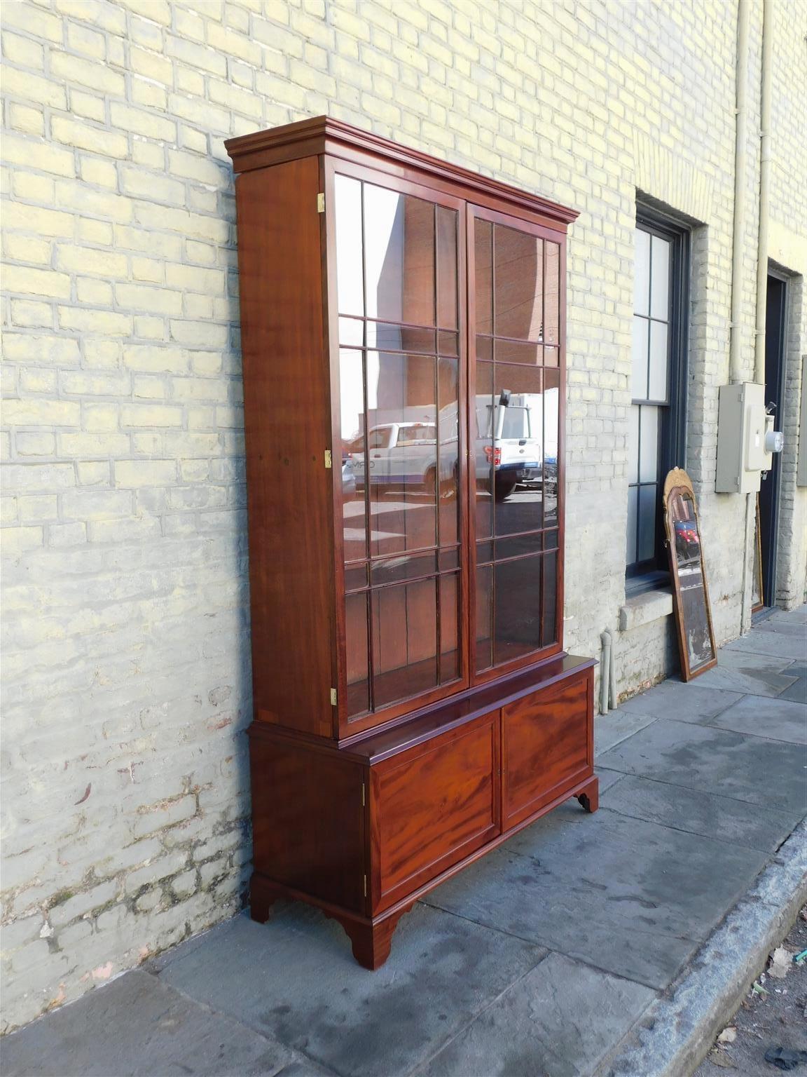 Regency Bibliothèque à charnières de style Régence américaine en acajou avec Orig. Verre sur pieds de support, vers 1815 en vente