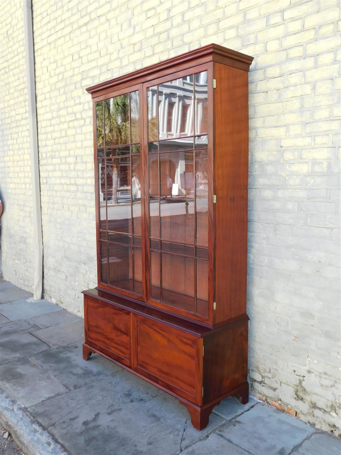 Américain Bibliothèque à charnières de style Régence américaine en acajou avec Orig. Verre sur pieds de support, vers 1815 en vente