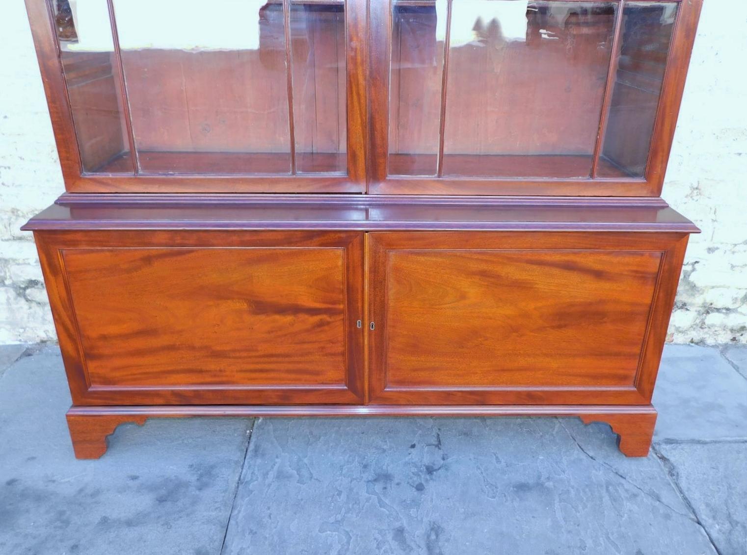 Début du XIXe siècle Bibliothèque à charnières de style Régence américaine en acajou avec Orig. Verre sur pieds de support, vers 1815 en vente