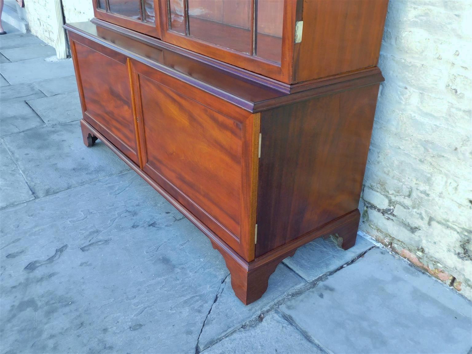 Bibliothèque à charnières de style Régence américaine en acajou avec Orig. Verre sur pieds de support, vers 1815 en vente 1